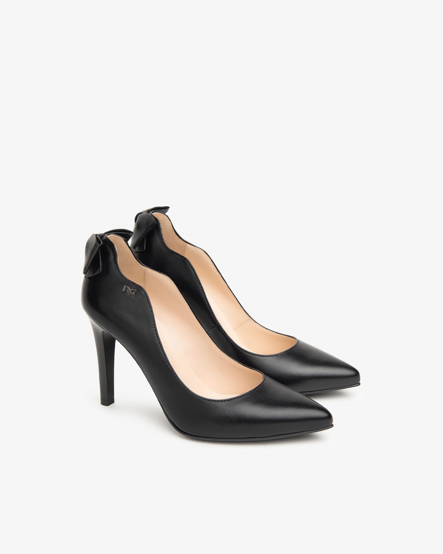 Elegante Damenpumps von NeroGiardini bestehen aus hochwertigem Leder, haben einen femininen 9,5 cm Stiletto-Absatz und bieten mit der hochwertigen Verarbeitung und der eleganten Linienführung einen stilvollen Auftritt bei jedem Anlass.