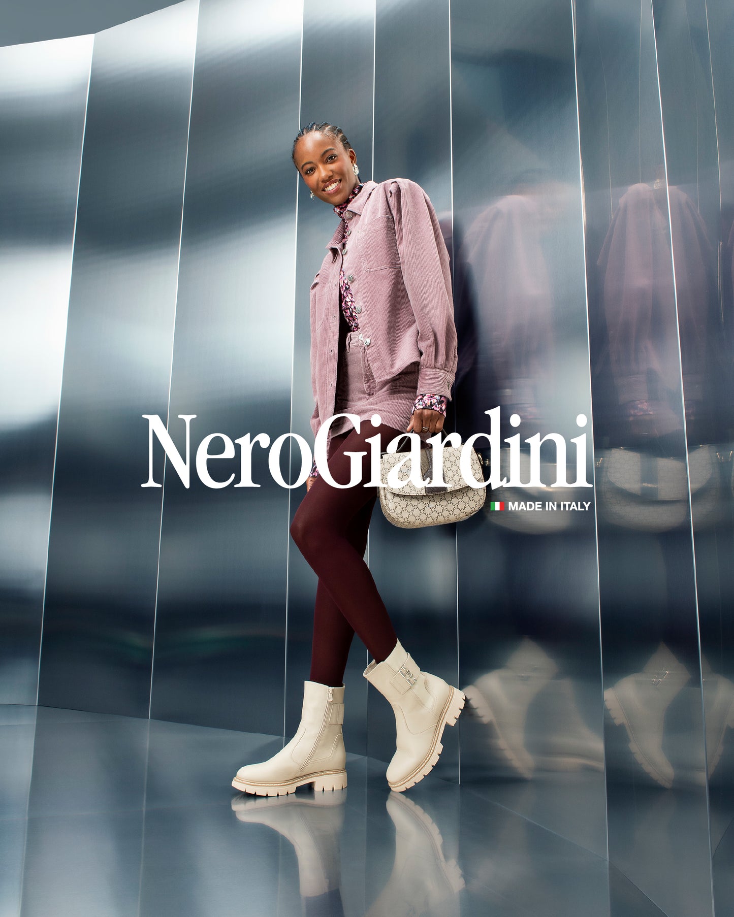 Diese stilvolle Chelsea-Stiefelette von NeroGiardini überzeugt durch ihre moderne Farbgebung in Beige und die hochwertige Verarbeitung aus italienischem Echtleder. Der seitliche Reißverschluss sorgt für ein schnelles Anziehen, während der 3 cm hohe Blockabsatz angenehmen Tragekomfort bietet. Ein perfekter Alltagsbegleiter mit eleganter Note – ideal für jede Jahreszeit.
