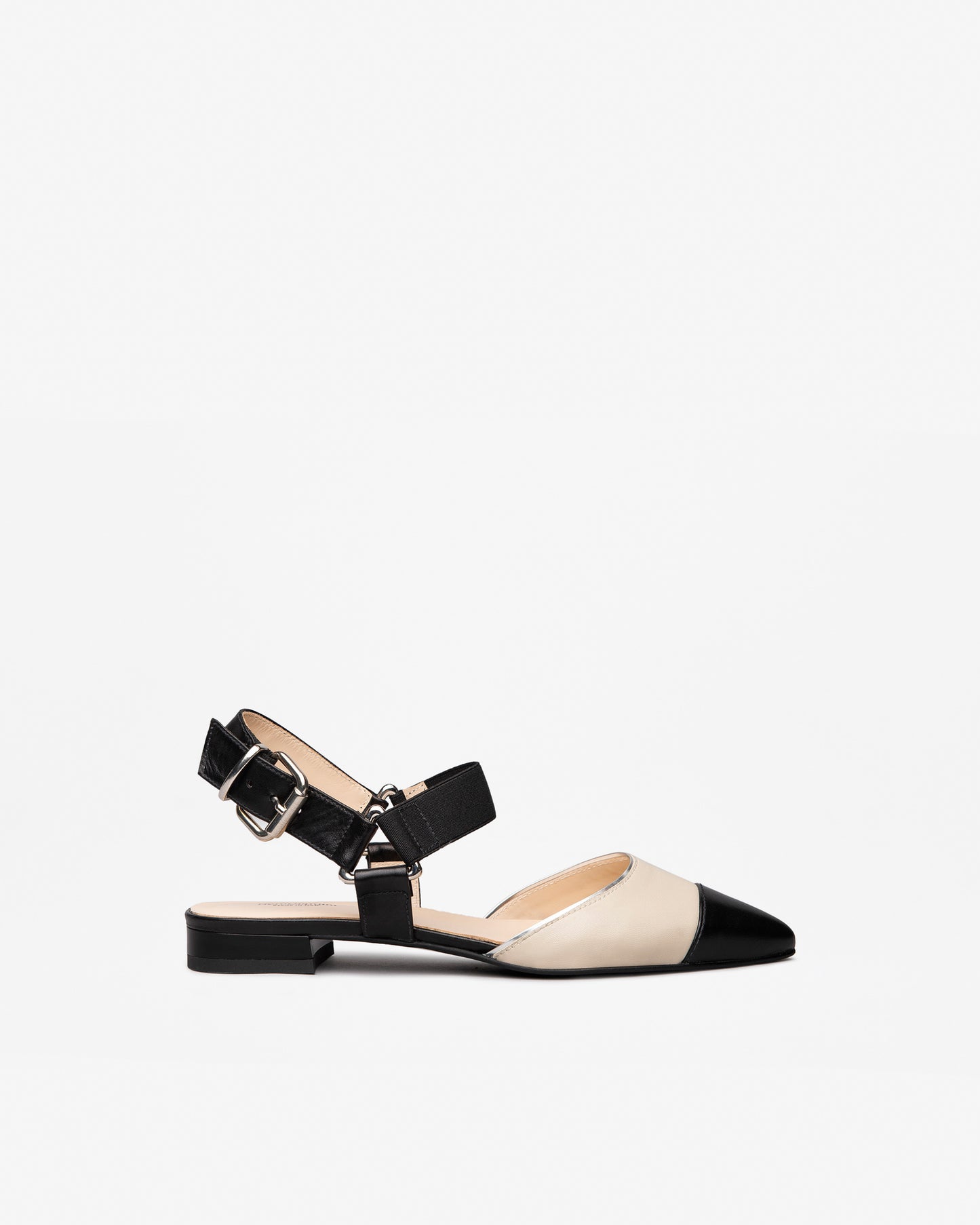 Diese klassischen Damen-Ballerinas von NeroGiardini in elegantem Schwarz überzeugen durch hochwertiges Leder, italienische Handwerkskunst und eine bequeme Passform. Der 2 cm hohe Blockabsatz und die seitliche Schnalle sorgen für sicheren Halt und stilvolle Leichtigkeit – ideal für den Alltag oder das Büro. Ein femininer Look mit zeitloser Note.
