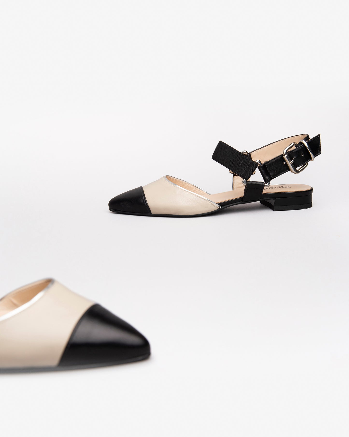 Diese klassischen Damen-Ballerinas von NeroGiardini in elegantem Schwarz überzeugen durch hochwertiges Leder, italienische Handwerkskunst und eine bequeme Passform. Der 2 cm hohe Blockabsatz und die seitliche Schnalle sorgen für sicheren Halt und stilvolle Leichtigkeit – ideal für den Alltag oder das Büro. Ein femininer Look mit zeitloser Note.