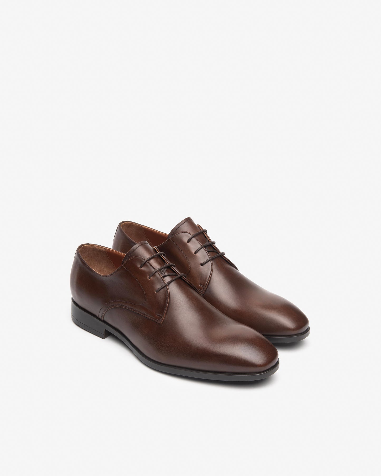 Diese eleganten Businessschuhe von NeroGiardini bestehen aus hochwertigem Leder und überzeugen durch zeitlosen Stil und hohen Tragekomfort. Mit klassischem Schnürverschluss, bequemer Passform und 2,5 cm Absatz sind sie ideal für den Alltag – ob im Büro oder bei besonderen Anlässen. Die robuste Gummisohle sorgt für sicheren Halt auf jedem Untergrund.
