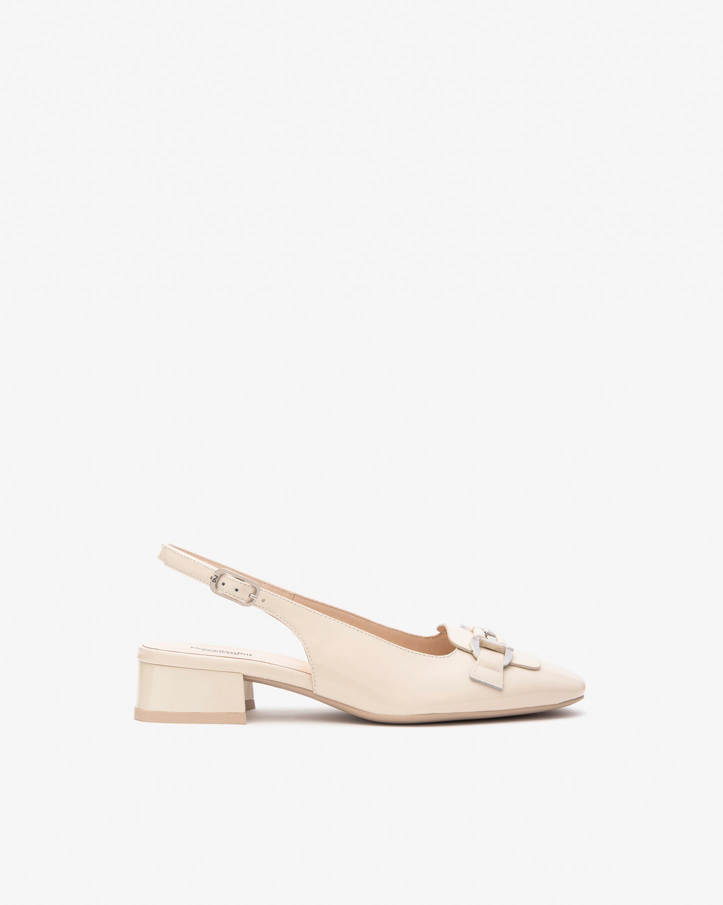 Diese stilvollen Slingback-Pumps von NeroGiardini in edlem Elfenbein bestehen aus hochwertigem Lackleder und vereinen klassisches Design mit moderner Bequemlichkeit. Der 3 cm hohe Blockabsatz und die Schnalle sorgen für sicheren Halt und angenehmen Komfort – perfekt für Büro, Events oder einen eleganten Stadtbummel. Ein zeitloser Schuh im italienischen Stil, der zu vielen Outfits passt.