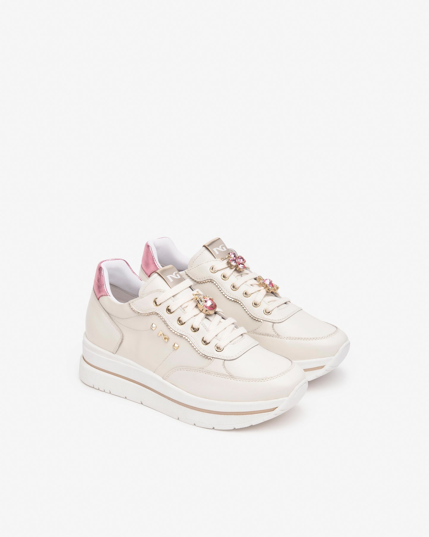 Dieser moderne Damen-Sneaker von NeroGiardini besteht aus hochwertigem Leder. Der 4,5 cm hohe Plateau-Absatz, die bequeme Passform und die innovative DryGo!®-Innensohle sorgen für ganztägigen Komfort und frischen Tragekomfort. Das elegante italienische Design verleiht jedem Outfit einen modernen, stilvollen Akzent.