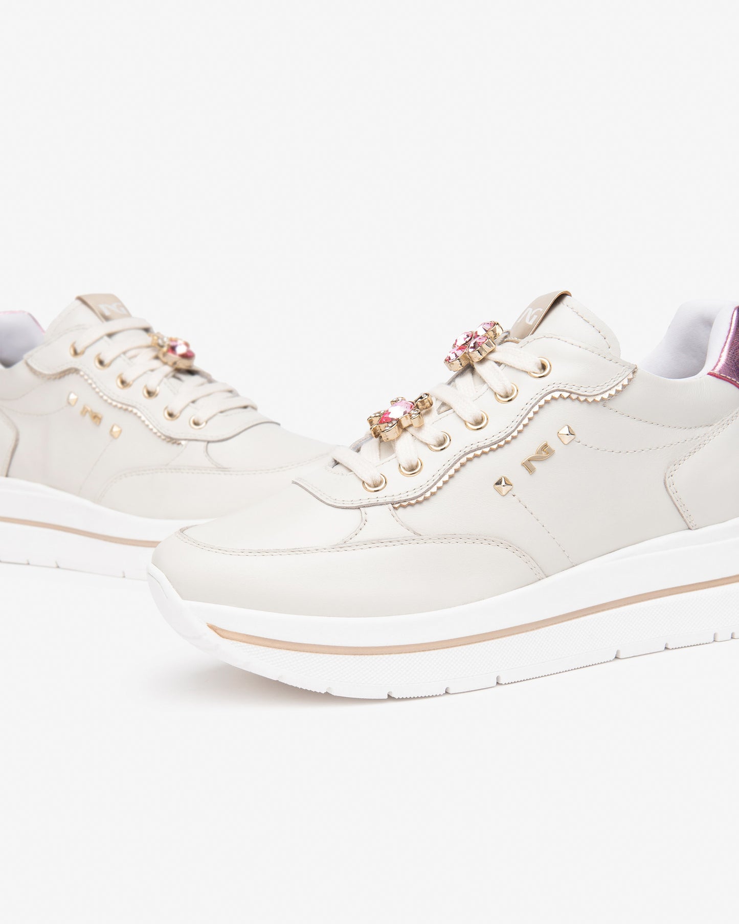 Dieser moderne Damen-Sneaker von NeroGiardini besteht aus hochwertigem Leder. Der 4,5 cm hohe Plateau-Absatz, die bequeme Passform und die innovative DryGo!®-Innensohle sorgen für ganztägigen Komfort und frischen Tragekomfort. Das elegante italienische Design verleiht jedem Outfit einen modernen, stilvollen Akzent.
