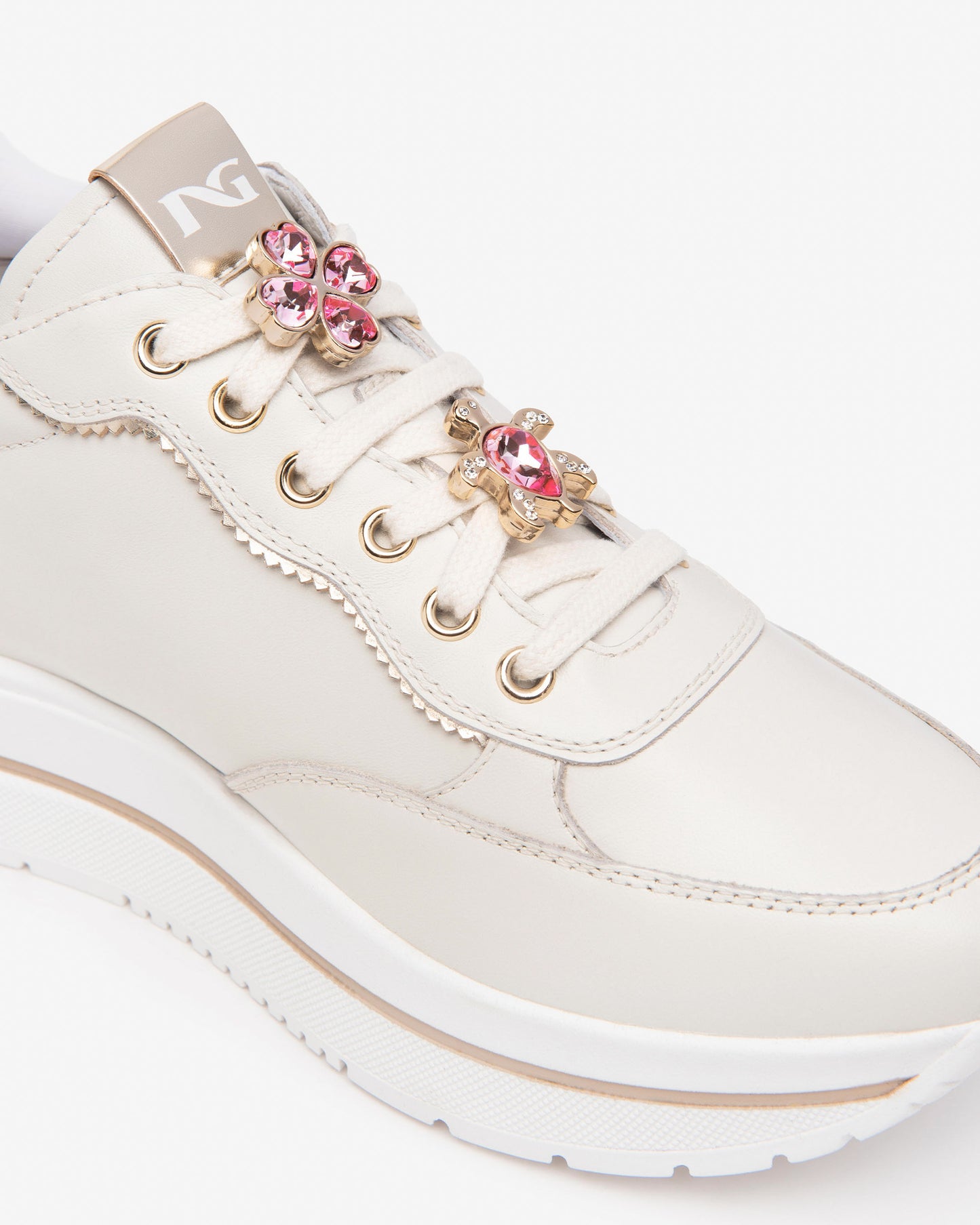 Dieser moderne Damen-Sneaker von NeroGiardini besteht aus hochwertigem Leder. Der 4,5 cm hohe Plateau-Absatz, die bequeme Passform und die innovative DryGo!®-Innensohle sorgen für ganztägigen Komfort und frischen Tragekomfort. Das elegante italienische Design verleiht jedem Outfit einen modernen, stilvollen Akzent.