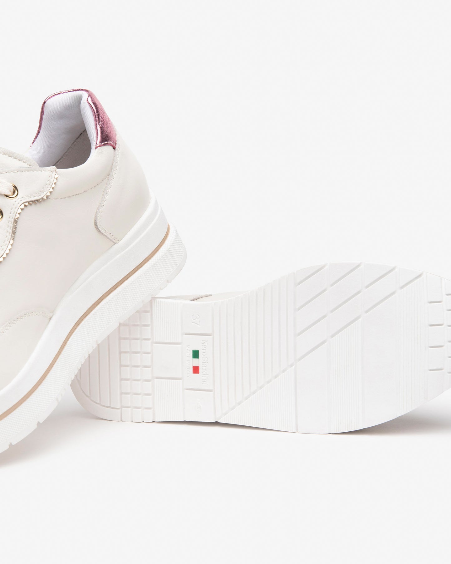 Dieser moderne Damen-Sneaker von NeroGiardini besteht aus hochwertigem Leder. Der 4,5 cm hohe Plateau-Absatz, die bequeme Passform und die innovative DryGo!®-Innensohle sorgen für ganztägigen Komfort und frischen Tragekomfort. Das elegante italienische Design verleiht jedem Outfit einen modernen, stilvollen Akzent.