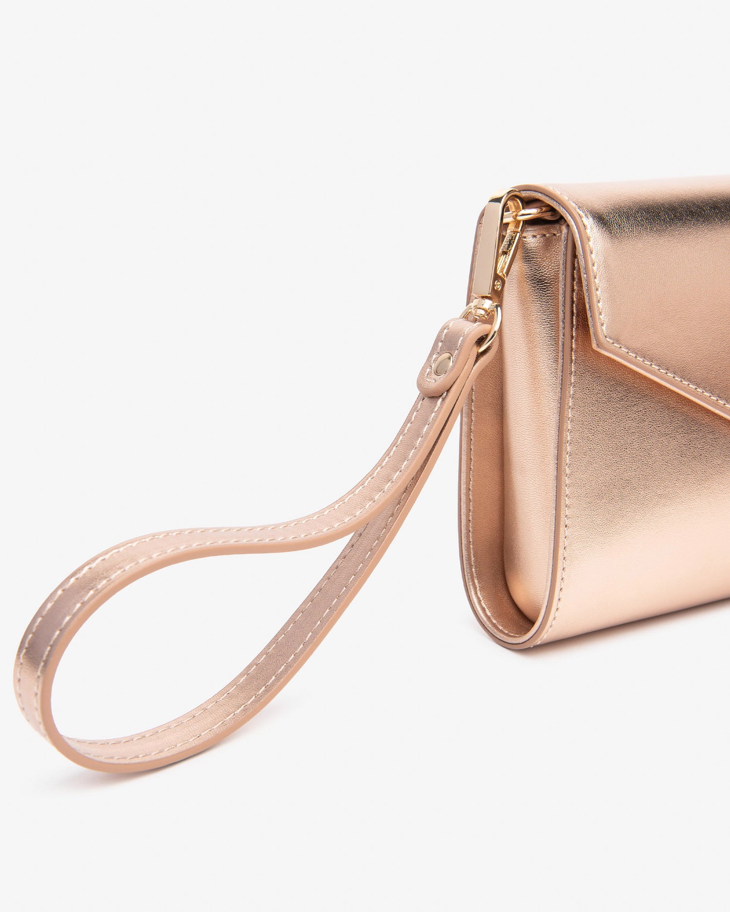 Die goldene Clutch aus der NeroGiardini Premium Collection vereint Eleganz, Qualität und italienisches Design auf höchstem Niveau. Gefertigt aus technischem Gewebe und mit synthetischem Innenfutter ausgestattet, ist sie der perfekte Begleiter für besondere Anlässe wie Hochzeiten, Galas oder elegante Abende. Der Magnetverschluss sorgt für eine einfache Handhabung, während das stilvolle Design jedem Outfit eine luxuriöse Note verleiht.