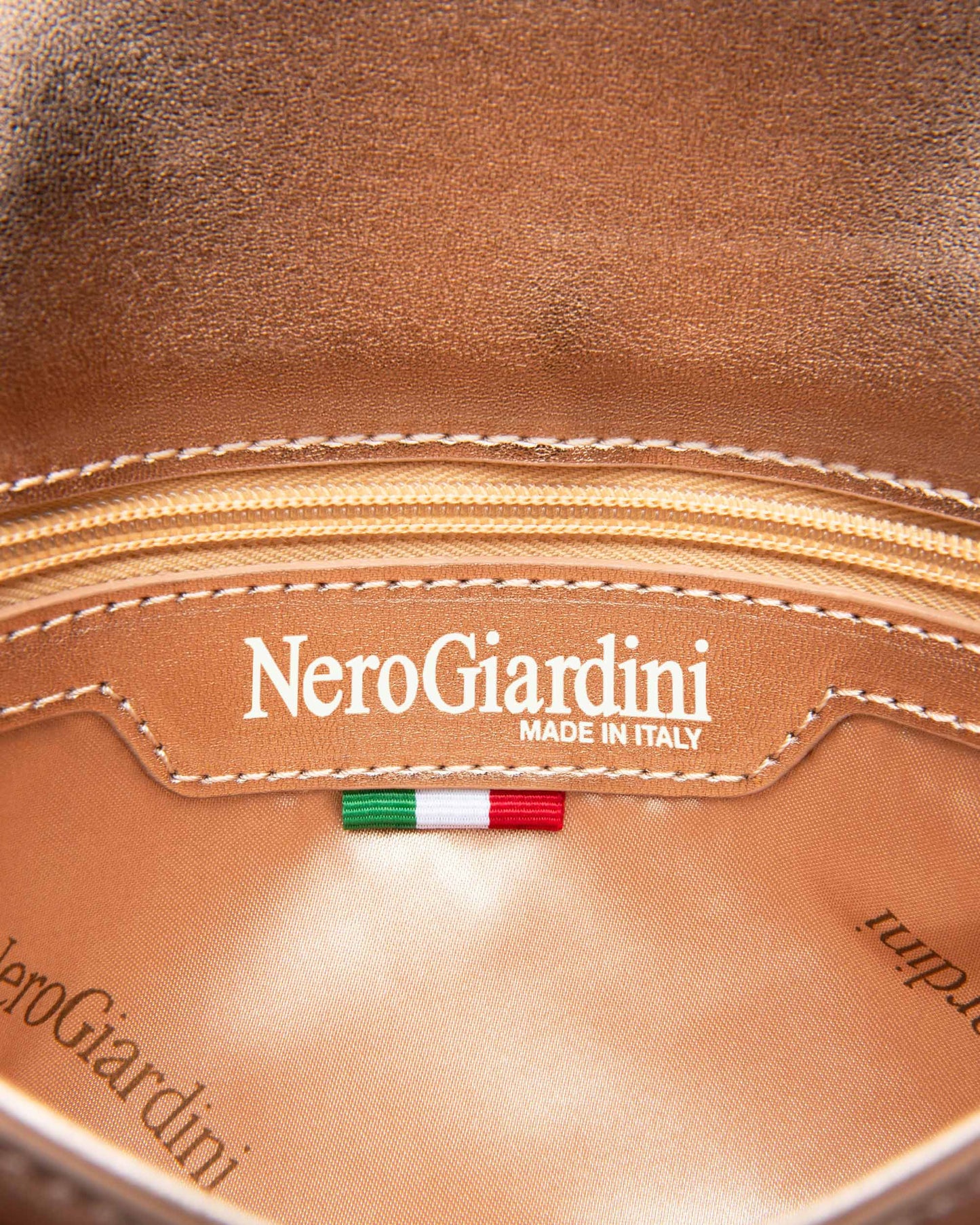 Die goldene Clutch aus der NeroGiardini Premium Collection vereint Eleganz, Qualität und italienisches Design auf höchstem Niveau. Gefertigt aus technischem Gewebe und mit synthetischem Innenfutter ausgestattet, ist sie der perfekte Begleiter für besondere Anlässe wie Hochzeiten, Galas oder elegante Abende. Der Magnetverschluss sorgt für eine einfache Handhabung, während das stilvolle Design jedem Outfit eine luxuriöse Note verleiht.