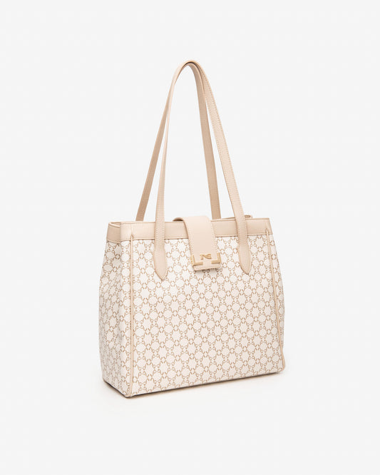 Diese elegante Umhängetasche von NeroGiardini überzeugt mit einem stilvollen Design und hochwertiger Verarbeitung. Gefertigt in Italien aus technischem Gewebe und ausgestattet mit einem praktischen Reißverschluss, verbindet sie Komfort und Funktionalität. Ihr großzügiges Format bietet ausreichend Platz für den Alltag, während die feinen Details für einen Hauch von Luxus sorgen. Ideal für moderne Frauen, die zeitlose Eleganz und italienische Handwerkskunst zu schätzen wissen.