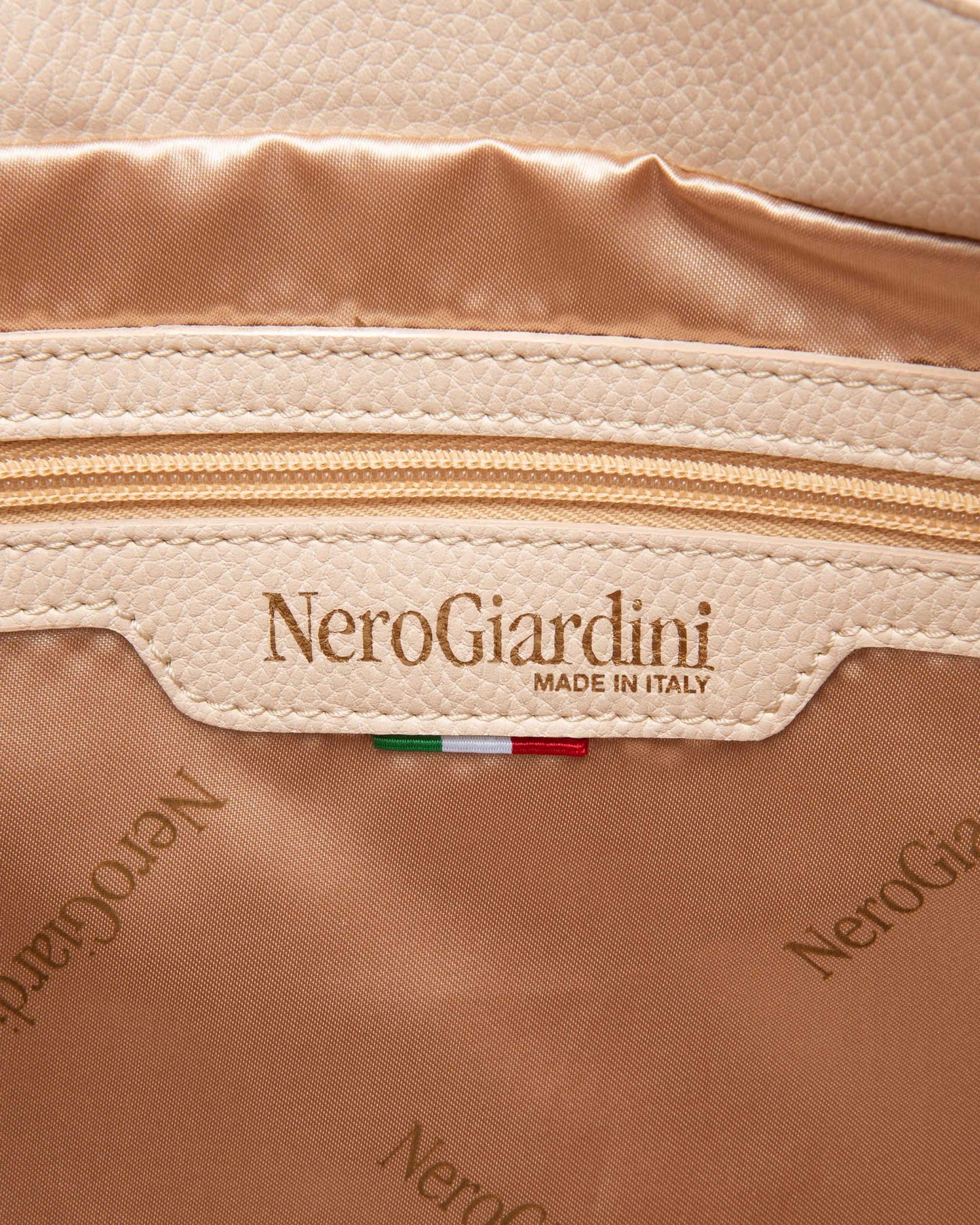Diese elegante Umhängetasche von NeroGiardini überzeugt mit einem stilvollen Design und hochwertiger Verarbeitung. Gefertigt in Italien aus technischem Gewebe und ausgestattet mit einem praktischen Reißverschluss, verbindet sie Komfort und Funktionalität. Ihr großzügiges Format bietet ausreichend Platz für den Alltag, während die feinen Details für einen Hauch von Luxus sorgen. Ideal für moderne Frauen, die zeitlose Eleganz und italienische Handwerkskunst zu schätzen wissen.