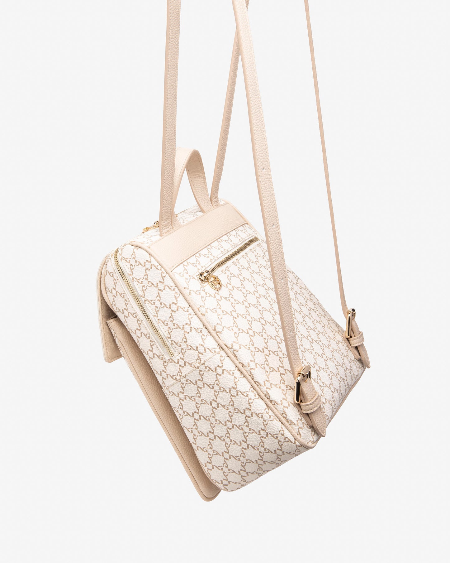 Dieser stilvolle Rucksack von NeroGiardini vereint Funktionalität mit italienischem Design. Aus technischem Gewebe gefertigt und mit edlen Details versehen, bietet er einen modernen Look und hohen Tragekomfort. Mit seinem praktischen Reißverschluss, der kompakten Größe und dem robusten Material ist er der perfekte Begleiter für Alltag und Freizeit. Das hochwertige Innenfutter sowie die sorgfältige Verarbeitung stehen für Qualität „Made in Italy“.