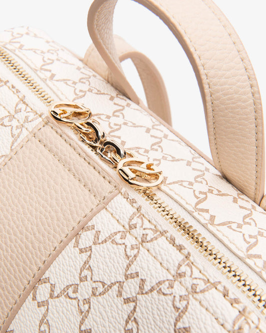 Dieser stilvolle Rucksack von NeroGiardini vereint Funktionalität mit italienischem Design. Aus technischem Gewebe gefertigt und mit edlen Details versehen, bietet er einen modernen Look und hohen Tragekomfort. Mit seinem praktischen Reißverschluss, der kompakten Größe und dem robusten Material ist er der perfekte Begleiter für Alltag und Freizeit. Das hochwertige Innenfutter sowie die sorgfältige Verarbeitung stehen für Qualität „Made in Italy“.