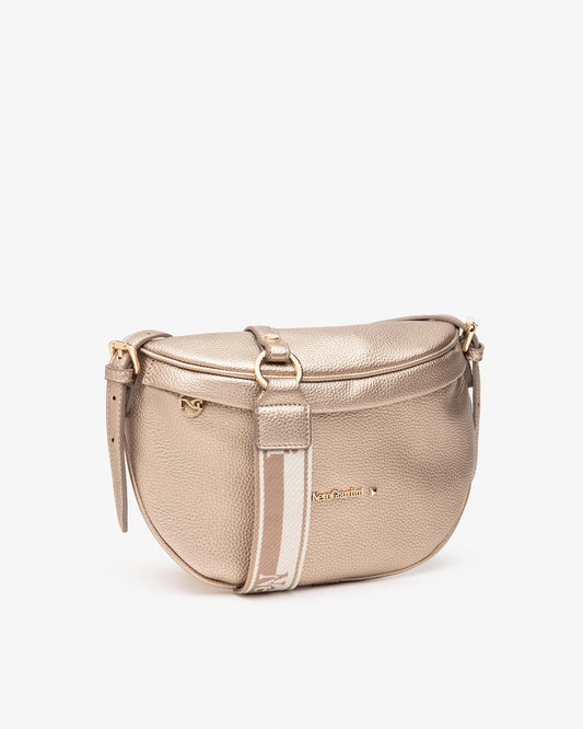 Diese platinfarbene Crossbody-Tasche von NeroGiardini vereint modernes Design mit italienischer Handwerkskunst. Hergestellt aus technischem Gewebe und ausgestattet mit einem praktischen Reißverschluss, bietet sie Komfort, Stil und Funktionalität in einem.