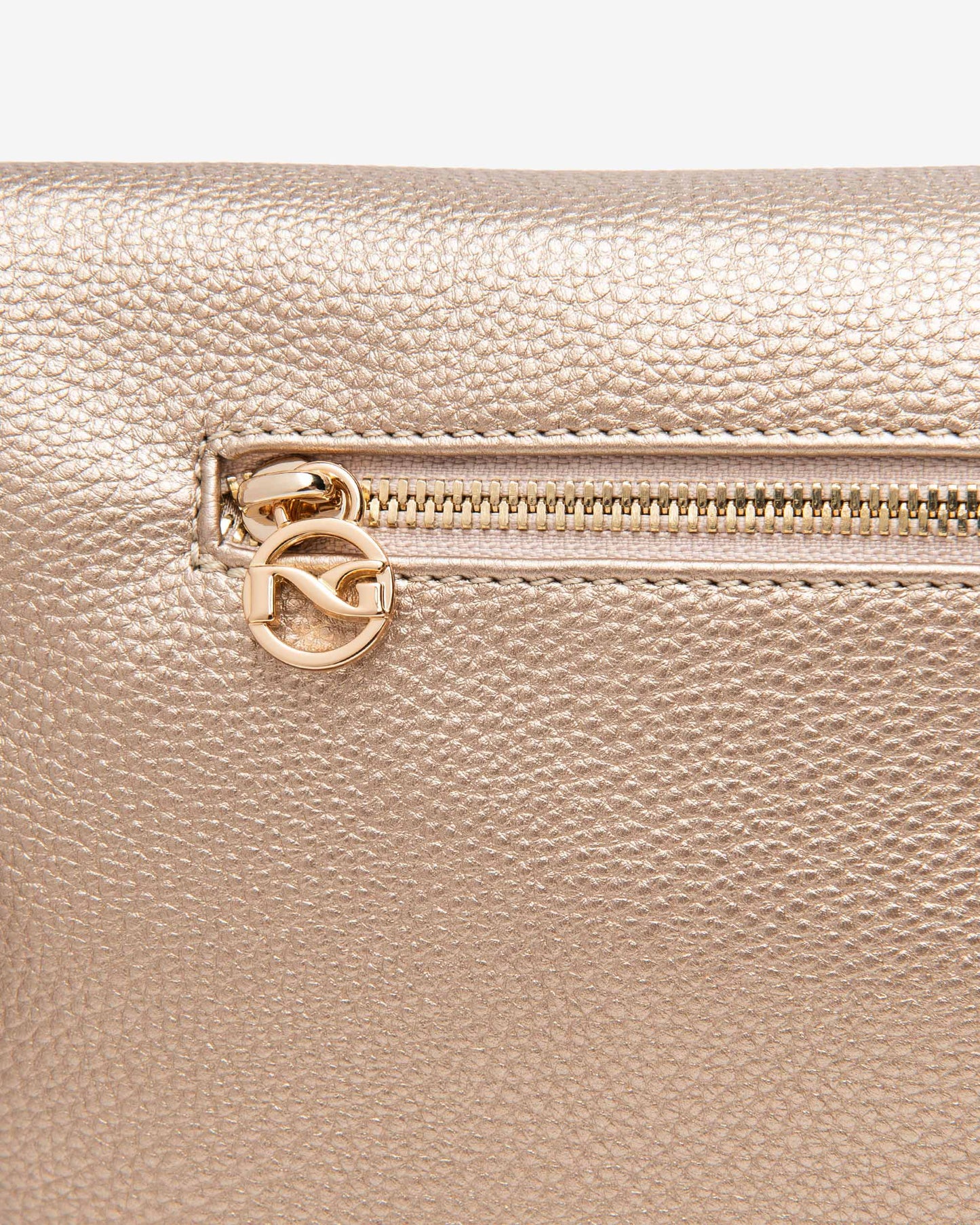 Diese platinfarbene Crossbody-Tasche von NeroGiardini vereint modernes Design mit italienischer Handwerkskunst. Hergestellt aus technischem Gewebe und ausgestattet mit einem praktischen Reißverschluss, bietet sie Komfort, Stil und Funktionalität in einem.