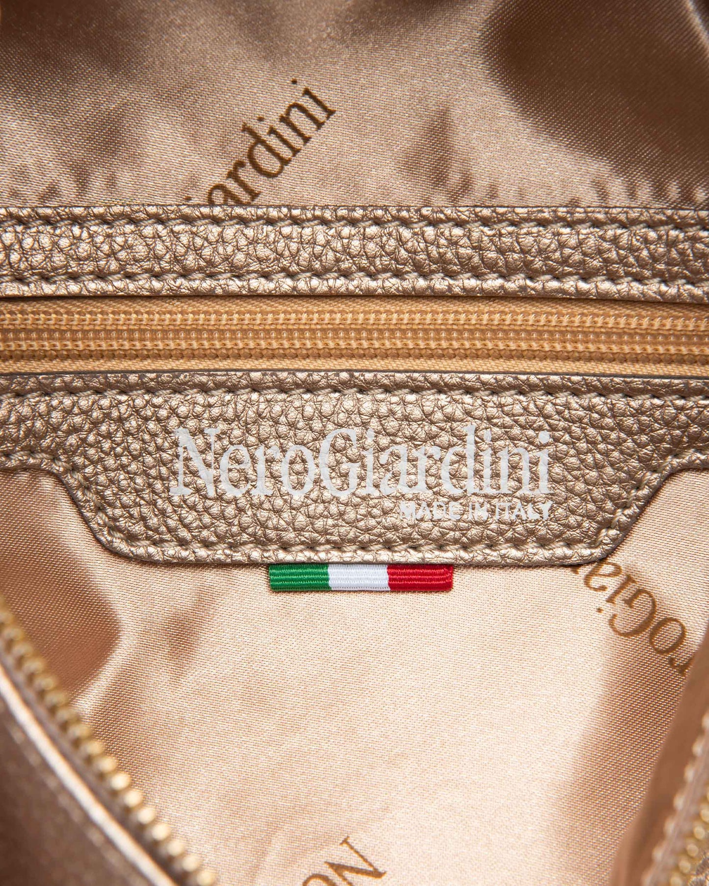 Diese platinfarbene Crossbody-Tasche von NeroGiardini vereint modernes Design mit italienischer Handwerkskunst. Hergestellt aus technischem Gewebe und ausgestattet mit einem praktischen Reißverschluss, bietet sie Komfort, Stil und Funktionalität in einem.