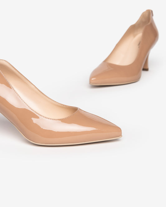Diese eleganten Damen-Pumps aus der NeroGiardini Premium Collection bestehen aus hochwertigem Lackleder und wurden mit höchster Präzision in Italien gefertigt. Der 7,5 cm hohe Stilettoabsatz, das raffinierte Design und die bequeme Passform machen sie zur perfekten Wahl für Hochzeiten, Galas oder festliche Anlässe. Ein edler, zeitloser Auftritt mit italienischer Eleganz – perfekt kombinierbar mit den Clutches und Taschen der Kollektion.