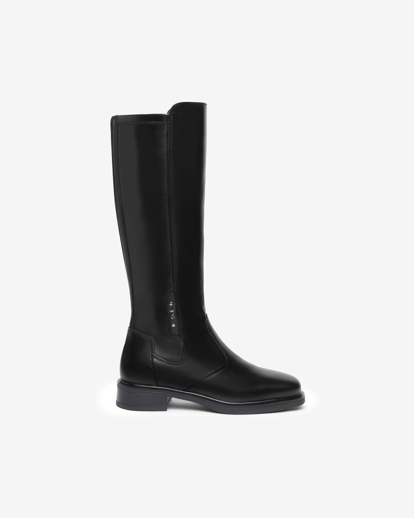 Der kniehohe Damenstiefel von NeroGiardini kombiniert italienische Handwerkskunst mit modernem Stil und Funktionalität. Gefertigt aus hochwertigem Leder in Kombination mit technischem Material sorgt er für optimalen Halt und Eleganz. Das Innenfutter aus Leder sowie die herausnehmbare DryGo!®-Innensohle garantieren maximalen Komfort und perfekte Atmungsaktivität. Der seitliche Reißverschluss erleichtert das Anziehen, während der stabile 5 cm Blockabsatz den femininen Look unterstreicht.
