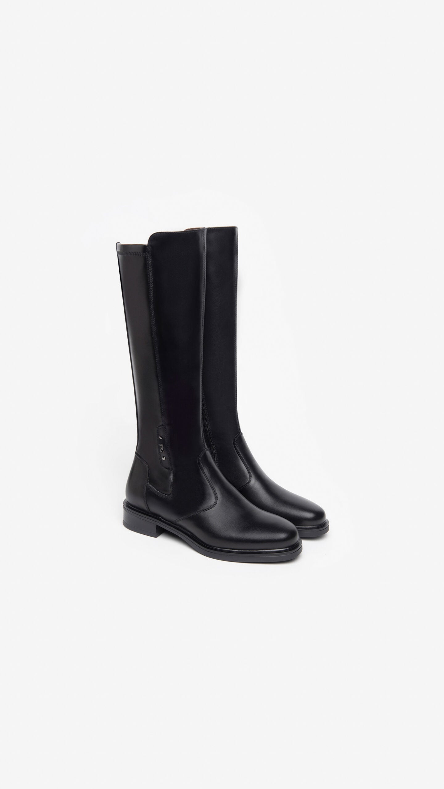 Der kniehohe Damenstiefel von NeroGiardini kombiniert italienische Handwerkskunst mit modernem Stil und Funktionalität. Gefertigt aus hochwertigem Leder in Kombination mit technischem Material sorgt er für optimalen Halt und Eleganz. Das Innenfutter aus Leder sowie die herausnehmbare DryGo!®-Innensohle garantieren maximalen Komfort und perfekte Atmungsaktivität. Der seitliche Reißverschluss erleichtert das Anziehen, während der stabile 5 cm Blockabsatz den femininen Look unterstreicht.