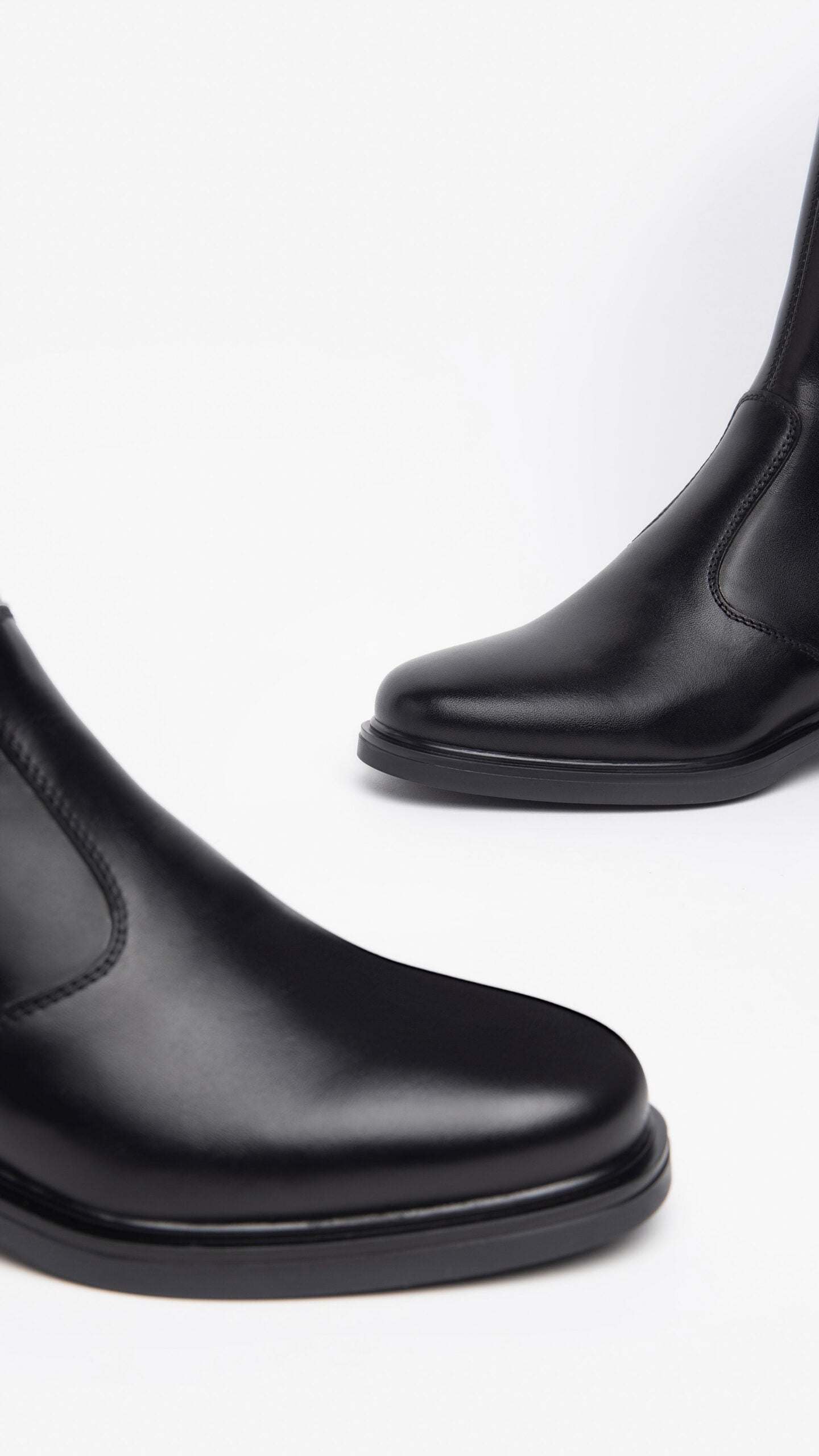 Der kniehohe Damenstiefel von NeroGiardini kombiniert italienische Handwerkskunst mit modernem Stil und Funktionalität. Gefertigt aus hochwertigem Leder in Kombination mit technischem Material sorgt er für optimalen Halt und Eleganz. Das Innenfutter aus Leder sowie die herausnehmbare DryGo!®-Innensohle garantieren maximalen Komfort und perfekte Atmungsaktivität. Der seitliche Reißverschluss erleichtert das Anziehen, während der stabile 5 cm Blockabsatz den femininen Look unterstreicht.