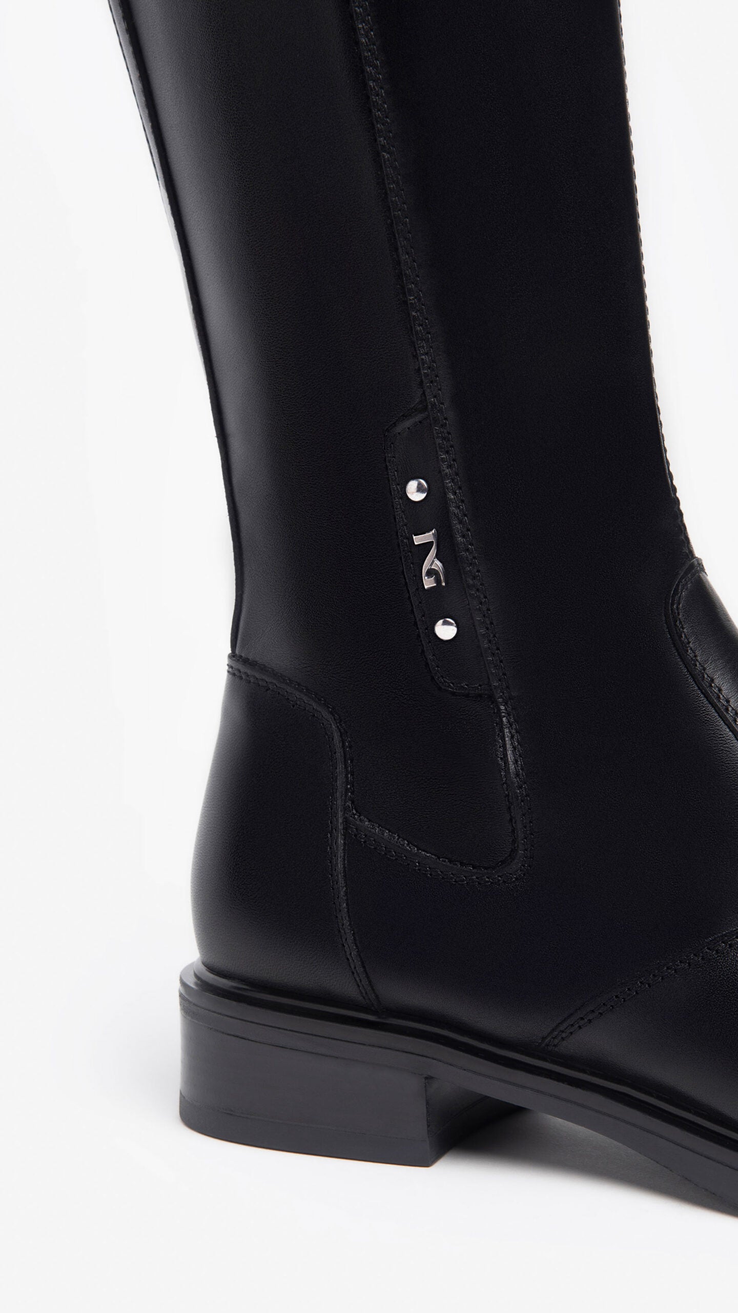 Der kniehohe Damenstiefel von NeroGiardini kombiniert italienische Handwerkskunst mit modernem Stil und Funktionalität. Gefertigt aus hochwertigem Leder in Kombination mit technischem Material sorgt er für optimalen Halt und Eleganz. Das Innenfutter aus Leder sowie die herausnehmbare DryGo!®-Innensohle garantieren maximalen Komfort und perfekte Atmungsaktivität. Der seitliche Reißverschluss erleichtert das Anziehen, während der stabile 5 cm Blockabsatz den femininen Look unterstreicht.