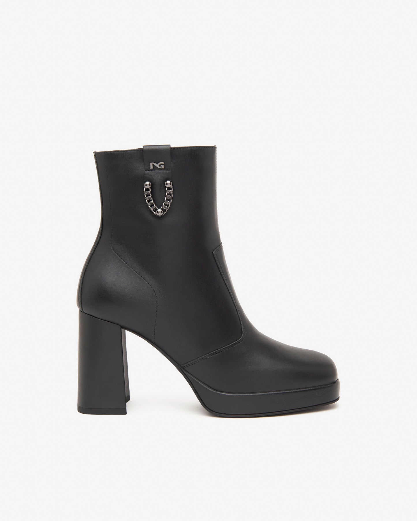 Diese elegante Stiefelette von NeroGiardini vereint italienische Raffinesse mit hohem Tragekomfort. Das hochwertige Leder innen und außen sorgt für eine edle Optik und ein angenehmes Fußklima. Der stabile 9 cm hohe Blockabsatz verleiht eine feminine Silhouette und gleichzeitig sicheren Stand. Der praktische Reißverschluss an der Seite erleichtert das An- und Ausziehen. Ideal für stilvolle Alltagslooks oder elegante Auftritte – made in Italy.