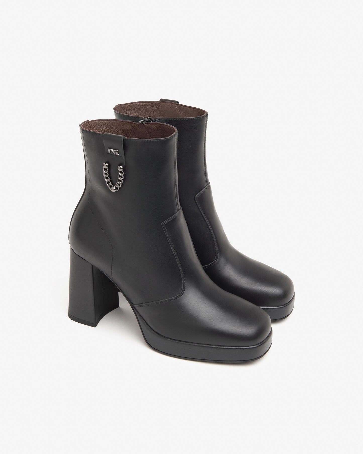 Diese elegante Stiefelette von NeroGiardini vereint italienische Raffinesse mit hohem Tragekomfort. Das hochwertige Leder innen und außen sorgt für eine edle Optik und ein angenehmes Fußklima. Der stabile 9 cm hohe Blockabsatz verleiht eine feminine Silhouette und gleichzeitig sicheren Stand. Der praktische Reißverschluss an der Seite erleichtert das An- und Ausziehen. Ideal für stilvolle Alltagslooks oder elegante Auftritte – made in Italy.