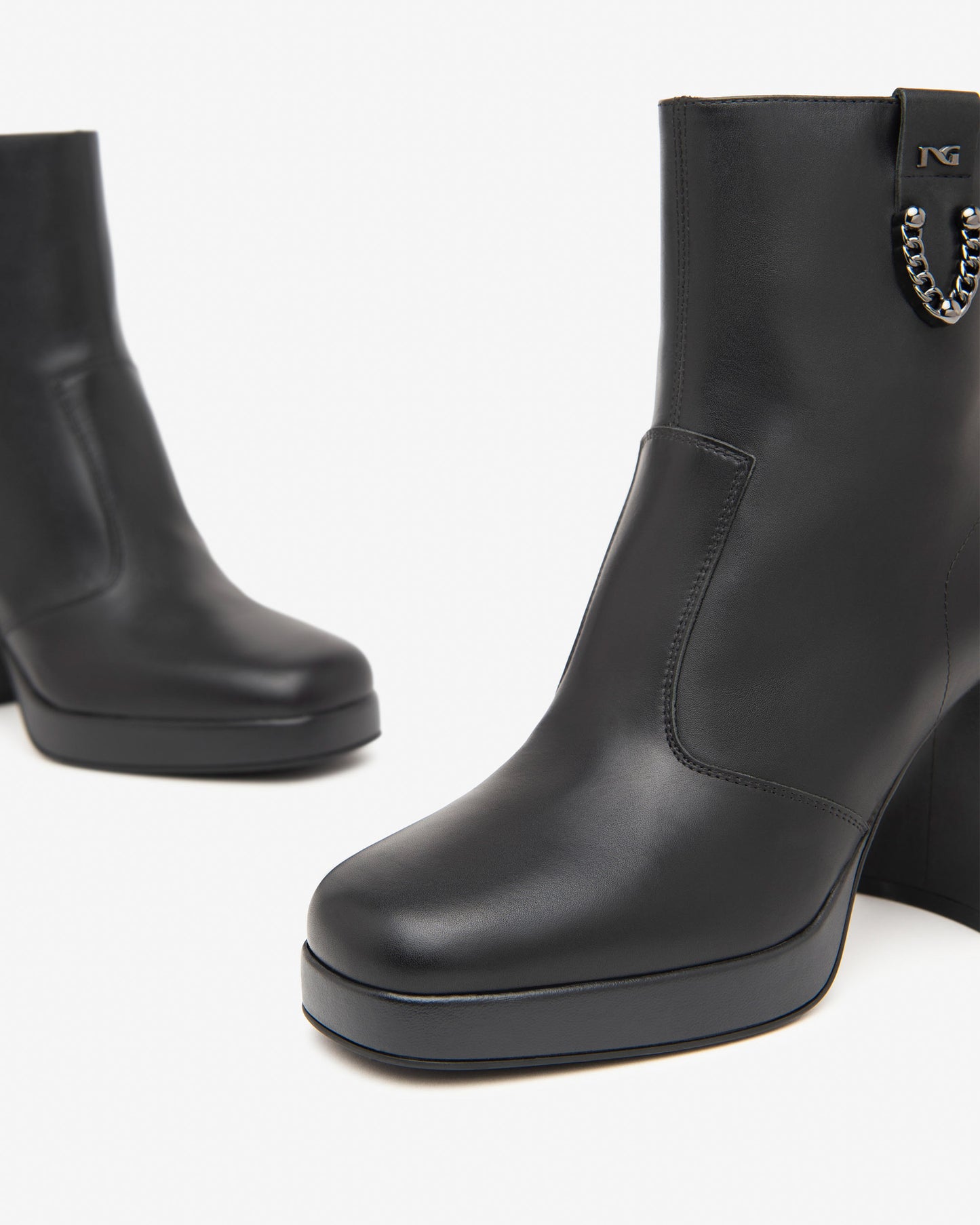 Diese elegante Stiefelette von NeroGiardini vereint italienische Raffinesse mit hohem Tragekomfort. Das hochwertige Leder innen und außen sorgt für eine edle Optik und ein angenehmes Fußklima. Der stabile 9 cm hohe Blockabsatz verleiht eine feminine Silhouette und gleichzeitig sicheren Stand. Der praktische Reißverschluss an der Seite erleichtert das An- und Ausziehen. Ideal für stilvolle Alltagslooks oder elegante Auftritte – made in Italy.