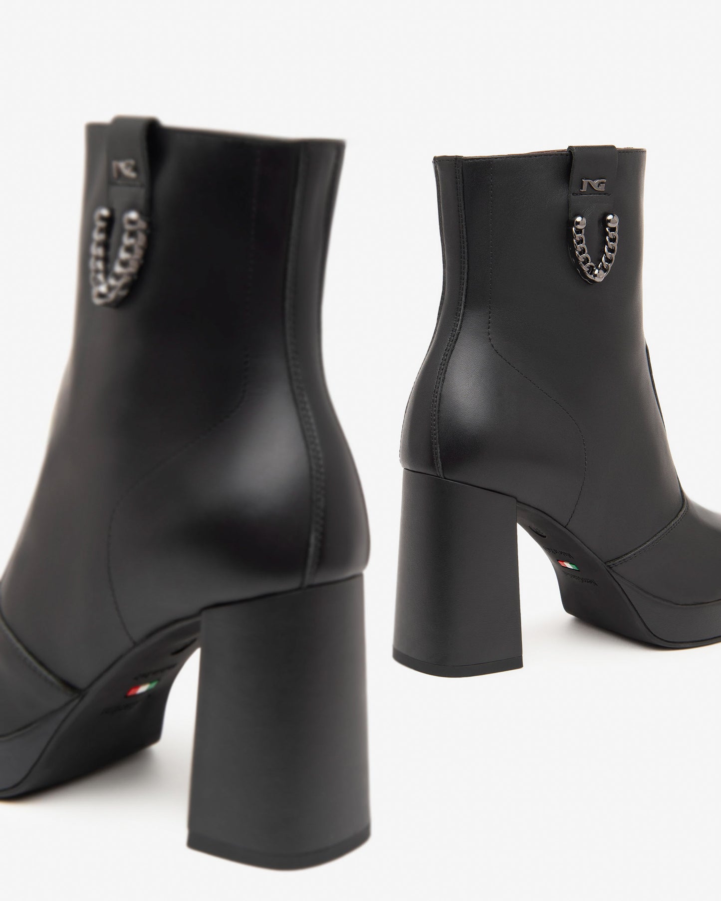 Diese elegante Stiefelette von NeroGiardini vereint italienische Raffinesse mit hohem Tragekomfort. Das hochwertige Leder innen und außen sorgt für eine edle Optik und ein angenehmes Fußklima. Der stabile 9 cm hohe Blockabsatz verleiht eine feminine Silhouette und gleichzeitig sicheren Stand. Der praktische Reißverschluss an der Seite erleichtert das An- und Ausziehen. Ideal für stilvolle Alltagslooks oder elegante Auftritte – made in Italy.