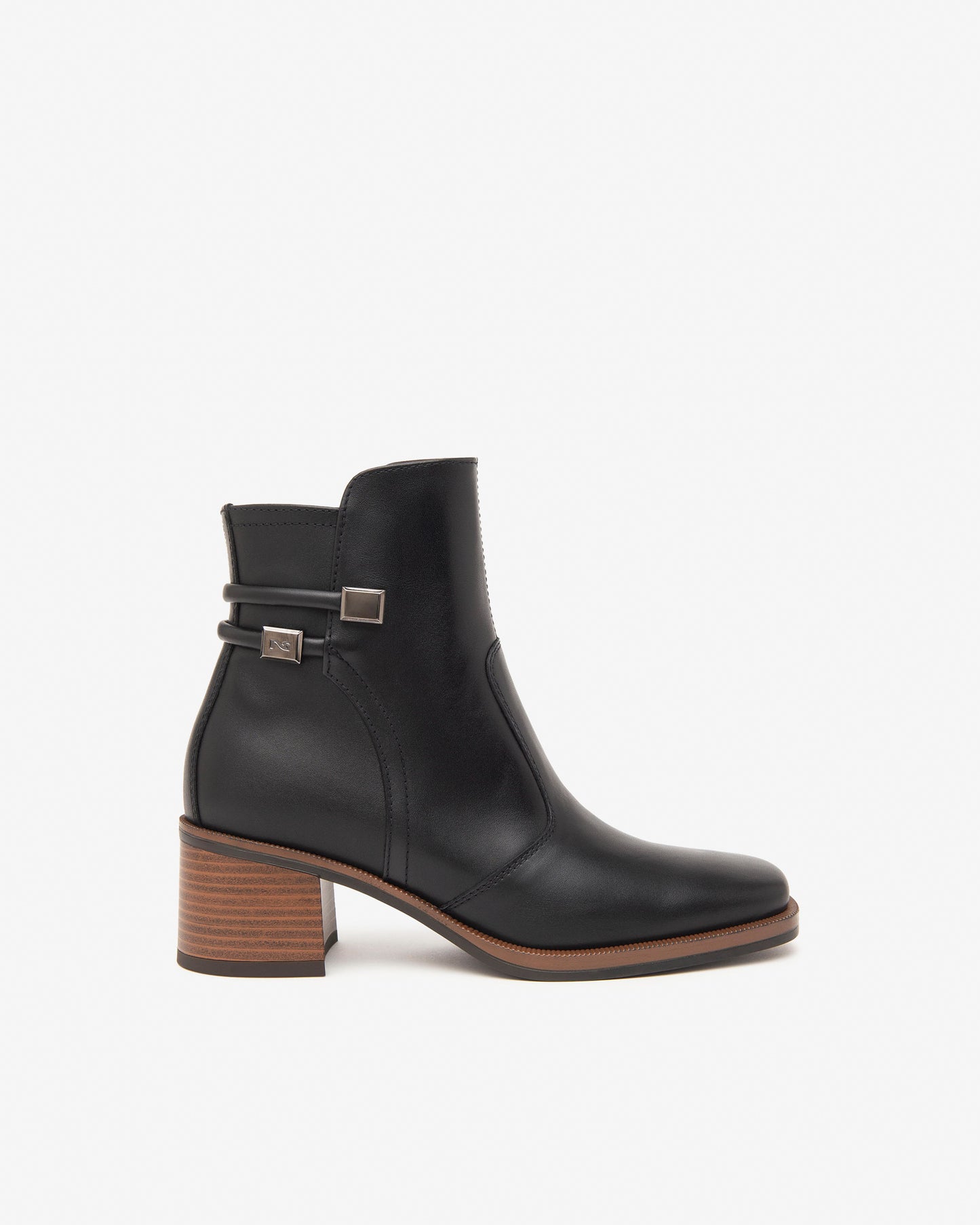Diese elegante Stiefelette von NeroGiardini überzeugt mit zeitlosem Design und exzellenter Qualität. Außen und innen komplett aus feinem Leder gefertigt, sorgt sie für höchsten Tragekomfort und Langlebigkeit. Der stabile 5 cm hohe Blockabsatz bietet perfekten Halt im Alltag wie auch im Büro. Der seitliche Reißverschluss ermöglicht einfaches Anziehen. Italienisches Design, das Stilbewusstsein und Komfort vereint.