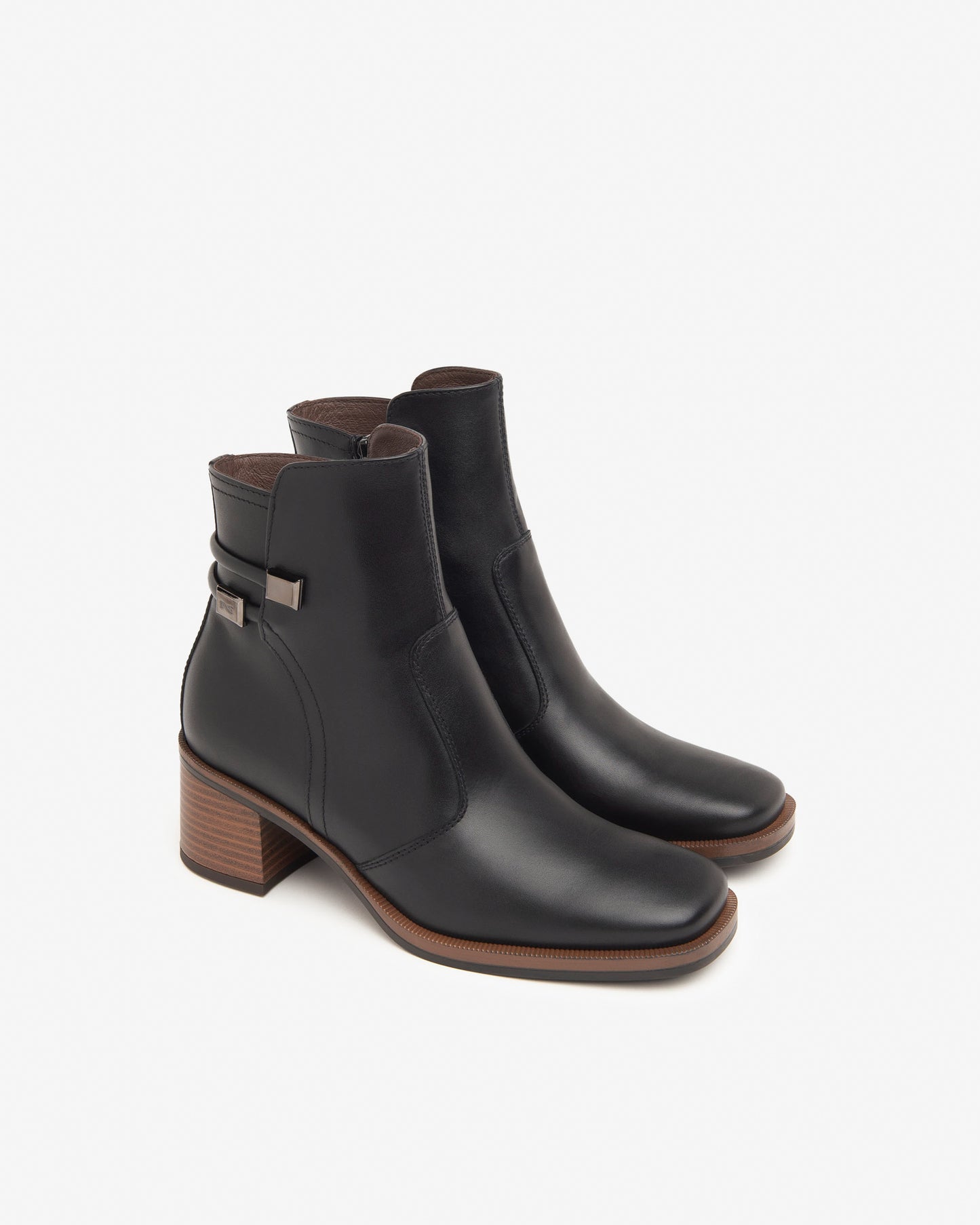 Diese elegante Stiefelette von NeroGiardini überzeugt mit zeitlosem Design und exzellenter Qualität. Außen und innen komplett aus feinem Leder gefertigt, sorgt sie für höchsten Tragekomfort und Langlebigkeit. Der stabile 5 cm hohe Blockabsatz bietet perfekten Halt im Alltag wie auch im Büro. Der seitliche Reißverschluss ermöglicht einfaches Anziehen. Italienisches Design, das Stilbewusstsein und Komfort vereint.