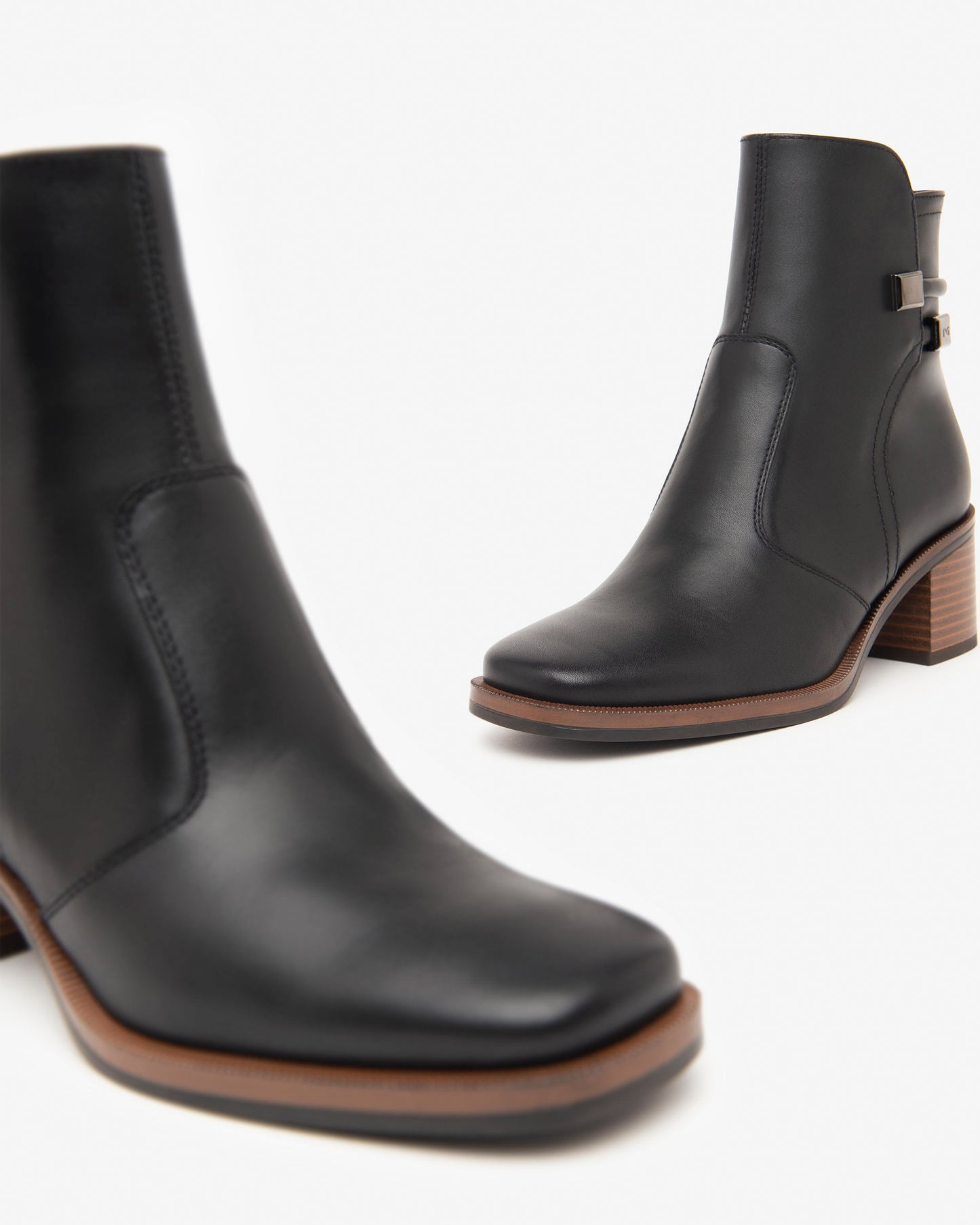 Diese elegante Stiefelette von NeroGiardini überzeugt mit zeitlosem Design und exzellenter Qualität. Außen und innen komplett aus feinem Leder gefertigt, sorgt sie für höchsten Tragekomfort und Langlebigkeit. Der stabile 5 cm hohe Blockabsatz bietet perfekten Halt im Alltag wie auch im Büro. Der seitliche Reißverschluss ermöglicht einfaches Anziehen. Italienisches Design, das Stilbewusstsein und Komfort vereint.
