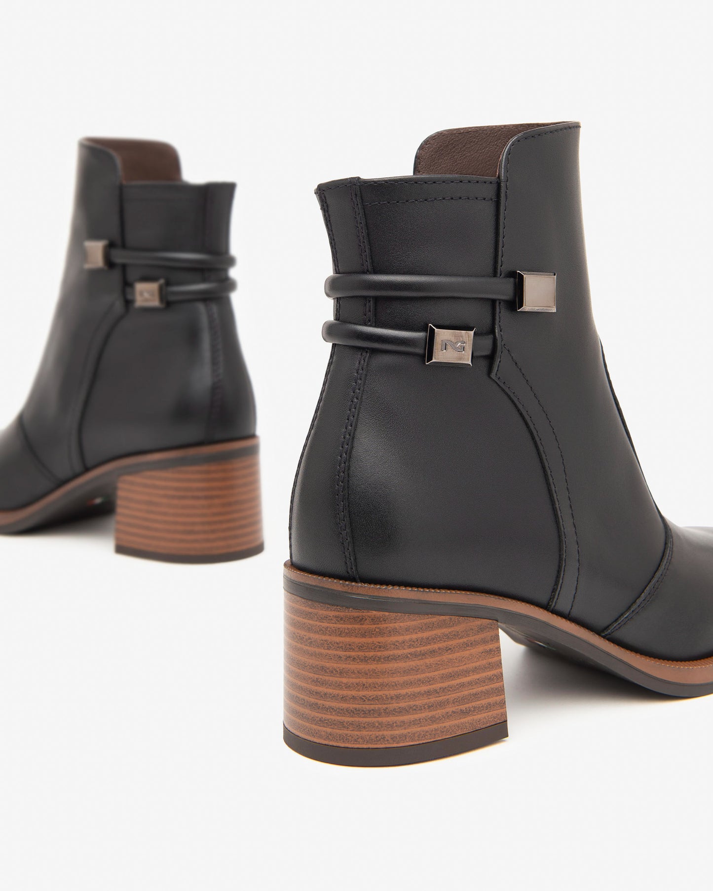 Diese elegante Stiefelette von NeroGiardini überzeugt mit zeitlosem Design und exzellenter Qualität. Außen und innen komplett aus feinem Leder gefertigt, sorgt sie für höchsten Tragekomfort und Langlebigkeit. Der stabile 5 cm hohe Blockabsatz bietet perfekten Halt im Alltag wie auch im Büro. Der seitliche Reißverschluss ermöglicht einfaches Anziehen. Italienisches Design, das Stilbewusstsein und Komfort vereint.