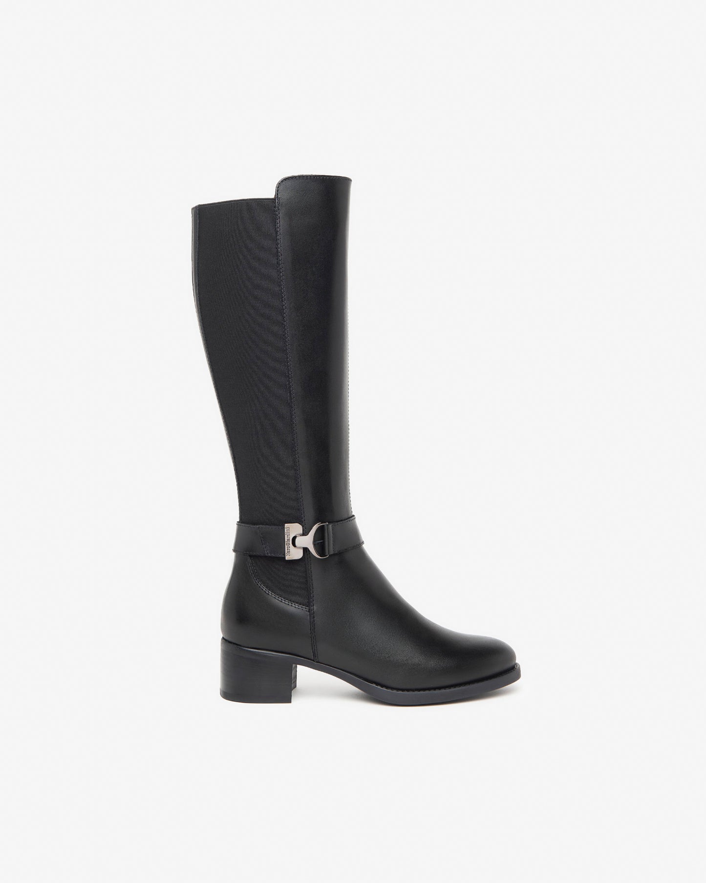 Dieser elegante Langschaftstiefel von NeroGiardini ist ein echter Blickfang. Das Zusammenspiel von echtem Leder und technischem Material ergibt ein modernes, edles Design. Der 4 cm hohe Blockabsatz sorgt für bequemen Stand – perfekt für den Alltag oder elegante Anlässe. Die herausnehmbare Innensohle bietet zusätzlichen Komfort und Anpassungsfähigkeit. Der durchgehende Reißverschluss ermöglicht ein einfaches An- und Ausziehen. Made in Italy – Qualität, die man sieht und spürt.