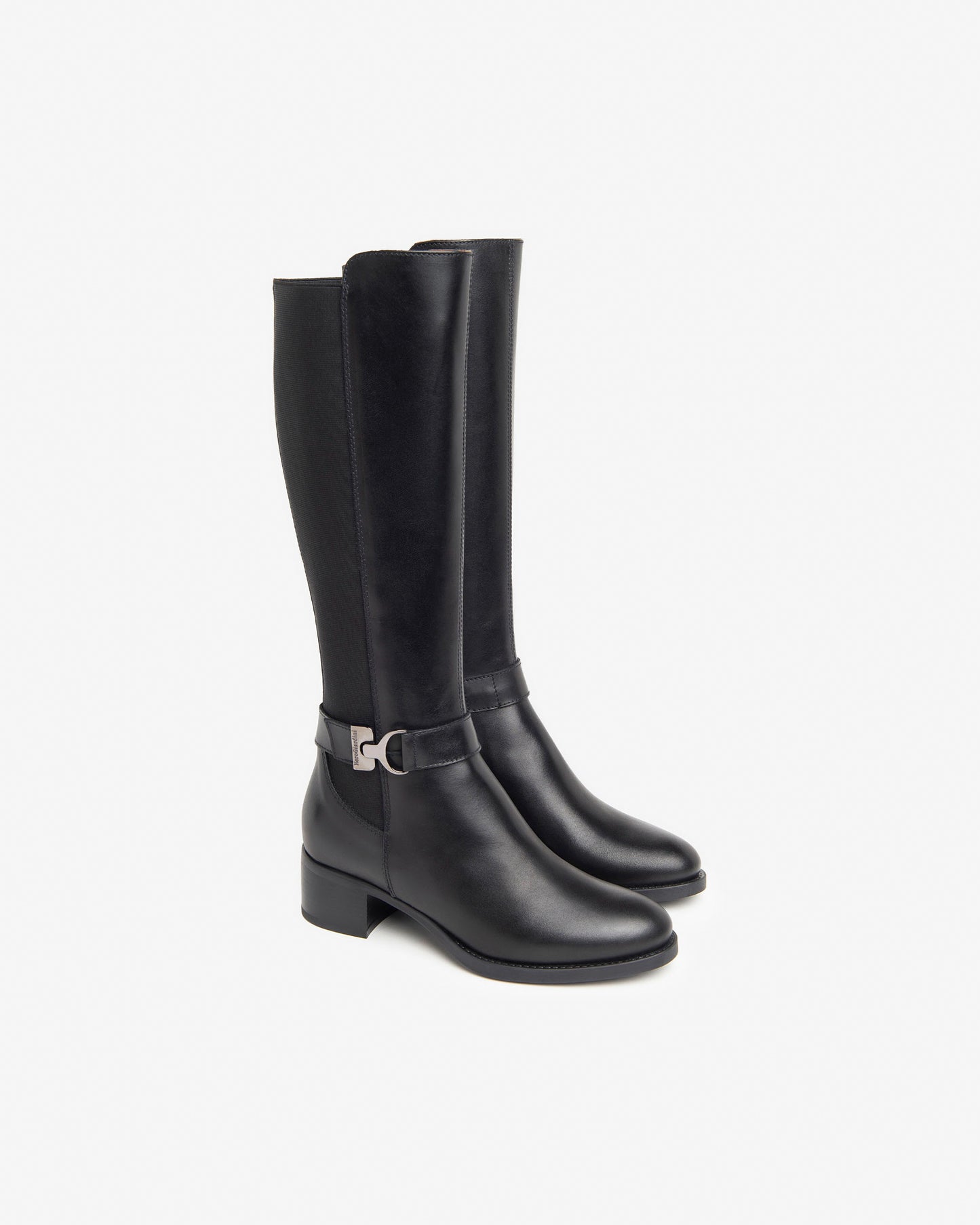 Dieser elegante Langschaftstiefel von NeroGiardini ist ein echter Blickfang. Das Zusammenspiel von echtem Leder und technischem Material ergibt ein modernes, edles Design. Der 4 cm hohe Blockabsatz sorgt für bequemen Stand – perfekt für den Alltag oder elegante Anlässe. Die herausnehmbare Innensohle bietet zusätzlichen Komfort und Anpassungsfähigkeit. Der durchgehende Reißverschluss ermöglicht ein einfaches An- und Ausziehen. Made in Italy – Qualität, die man sieht und spürt.