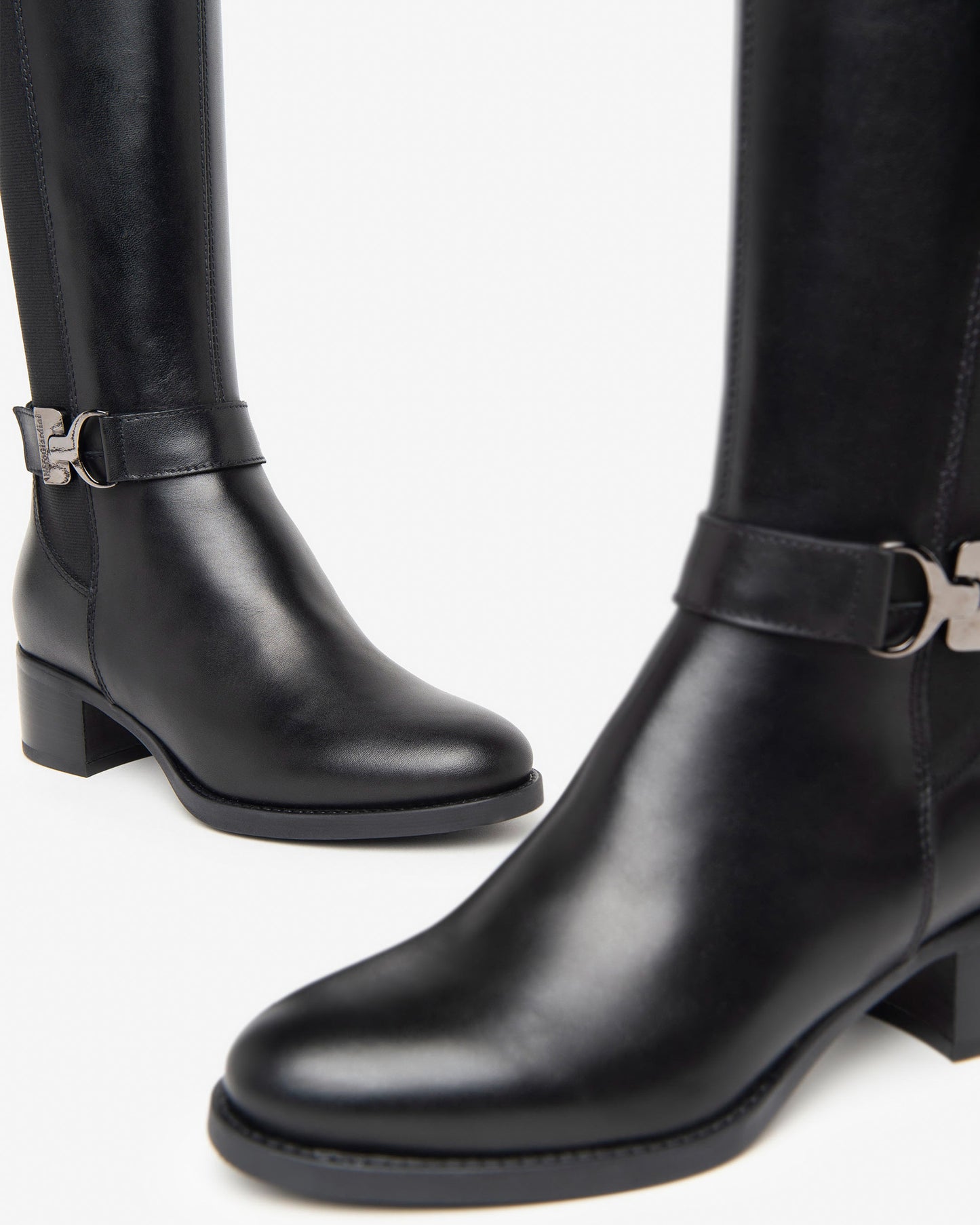 Dieser elegante Langschaftstiefel von NeroGiardini ist ein echter Blickfang. Das Zusammenspiel von echtem Leder und technischem Material ergibt ein modernes, edles Design. Der 4 cm hohe Blockabsatz sorgt für bequemen Stand – perfekt für den Alltag oder elegante Anlässe. Die herausnehmbare Innensohle bietet zusätzlichen Komfort und Anpassungsfähigkeit. Der durchgehende Reißverschluss ermöglicht ein einfaches An- und Ausziehen. Made in Italy – Qualität, die man sieht und spürt.