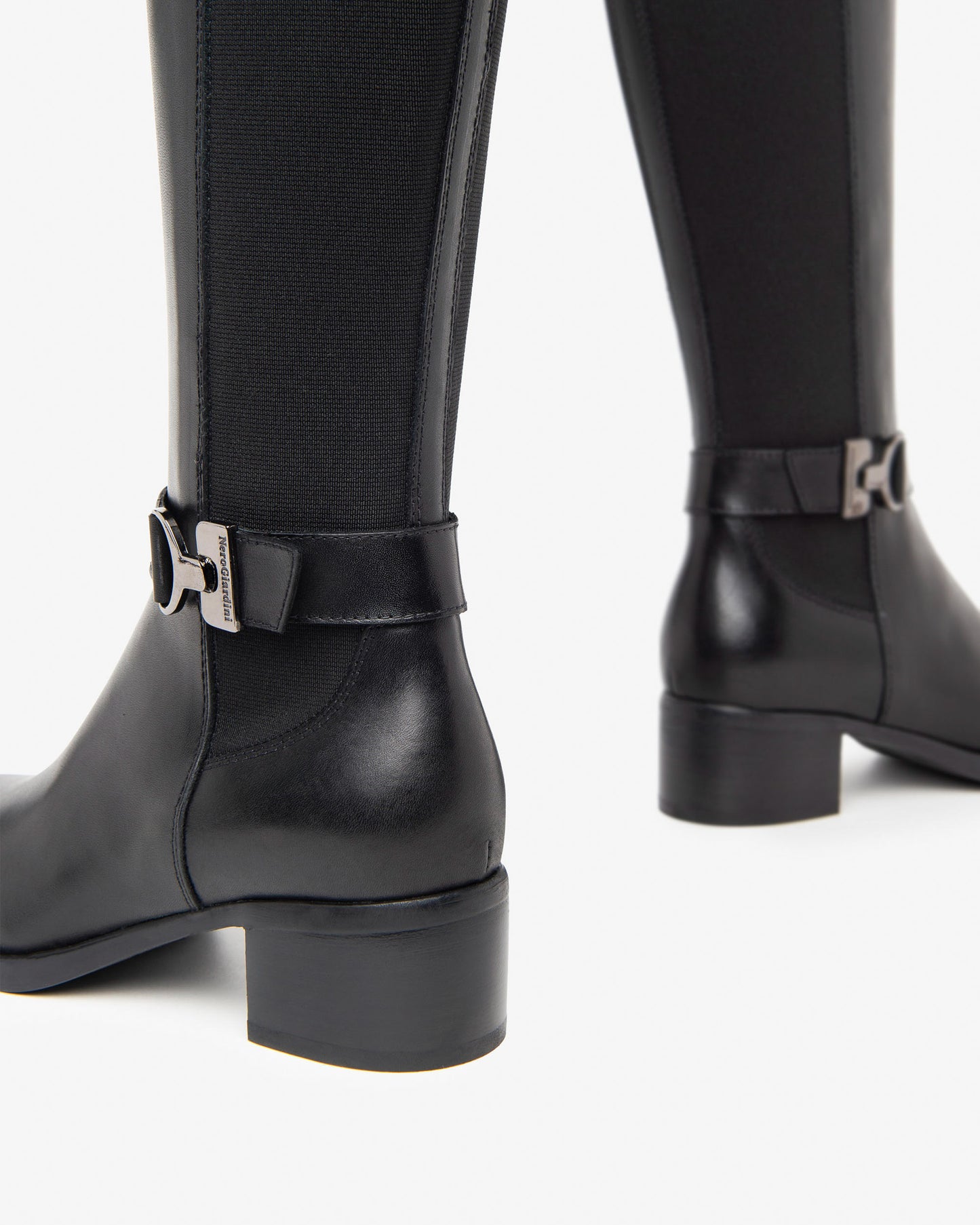 Dieser elegante Langschaftstiefel von NeroGiardini ist ein echter Blickfang. Das Zusammenspiel von echtem Leder und technischem Material ergibt ein modernes, edles Design. Der 4 cm hohe Blockabsatz sorgt für bequemen Stand – perfekt für den Alltag oder elegante Anlässe. Die herausnehmbare Innensohle bietet zusätzlichen Komfort und Anpassungsfähigkeit. Der durchgehende Reißverschluss ermöglicht ein einfaches An- und Ausziehen. Made in Italy – Qualität, die man sieht und spürt.