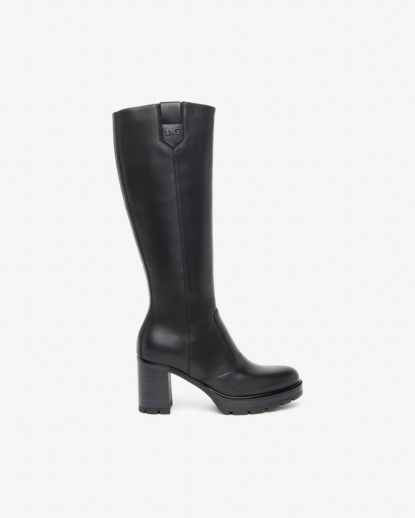 Der elegante Langschaftstiefel von NeroGiardini überzeugt durch seine schlichte Raffinesse und hochwertige Verarbeitung. Komplett aus feinstem Leder gefertigt, bietet er einen angenehmen Tragekomfort – auch bei längeren Tragezeiten. Der 8 cm hohe Blockabsatz streckt optisch das Bein und sorgt dennoch für sicheren Stand. Der praktische Reißverschluss an der Innenseite erleichtert das An- und Ausziehen. Perfekt für stilvolle Herbst- und Winteroutfits!