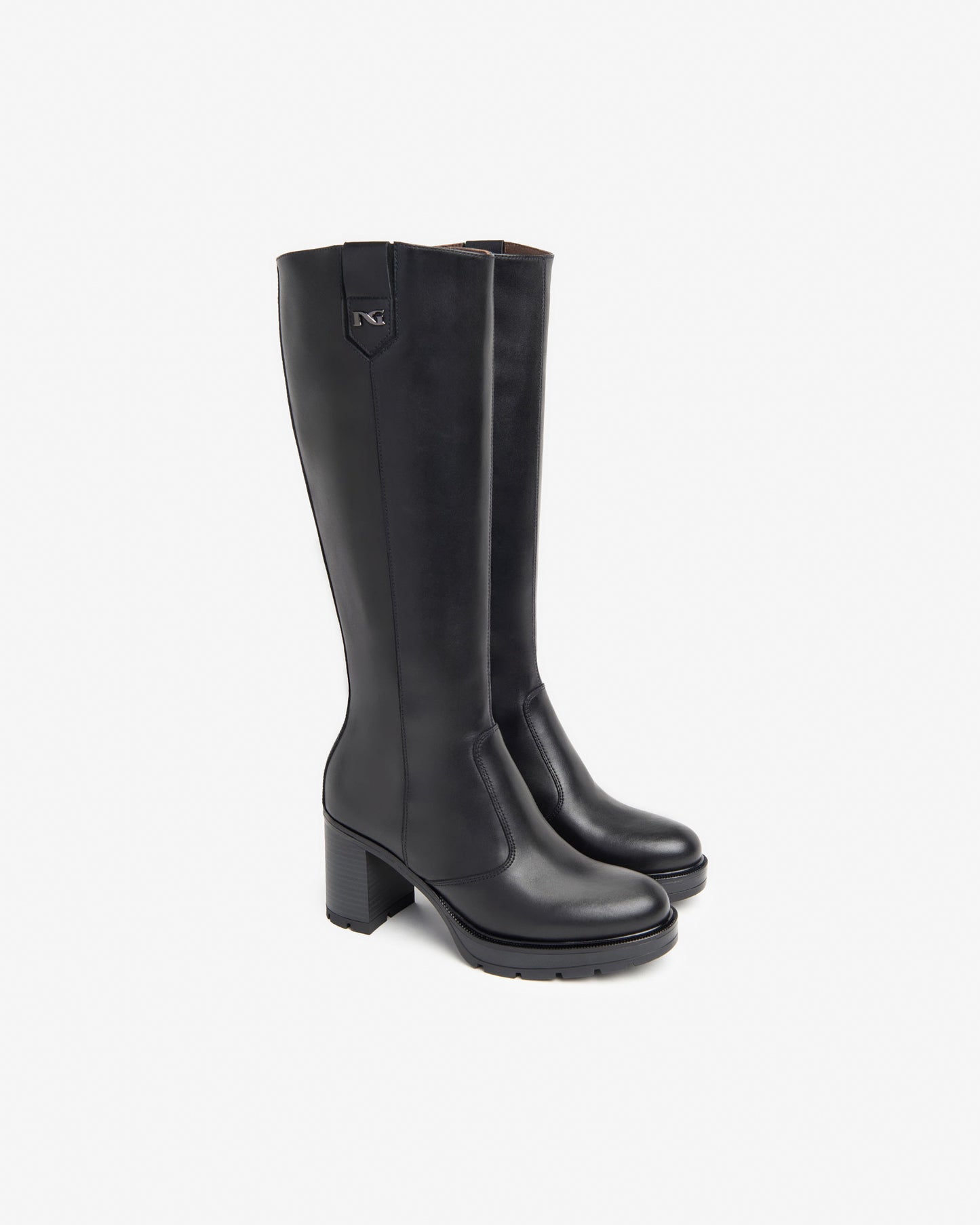 Der elegante Langschaftstiefel von NeroGiardini überzeugt durch seine schlichte Raffinesse und hochwertige Verarbeitung. Komplett aus feinstem Leder gefertigt, bietet er einen angenehmen Tragekomfort – auch bei längeren Tragezeiten. Der 8 cm hohe Blockabsatz streckt optisch das Bein und sorgt dennoch für sicheren Stand. Der praktische Reißverschluss an der Innenseite erleichtert das An- und Ausziehen. Perfekt für stilvolle Herbst- und Winteroutfits!