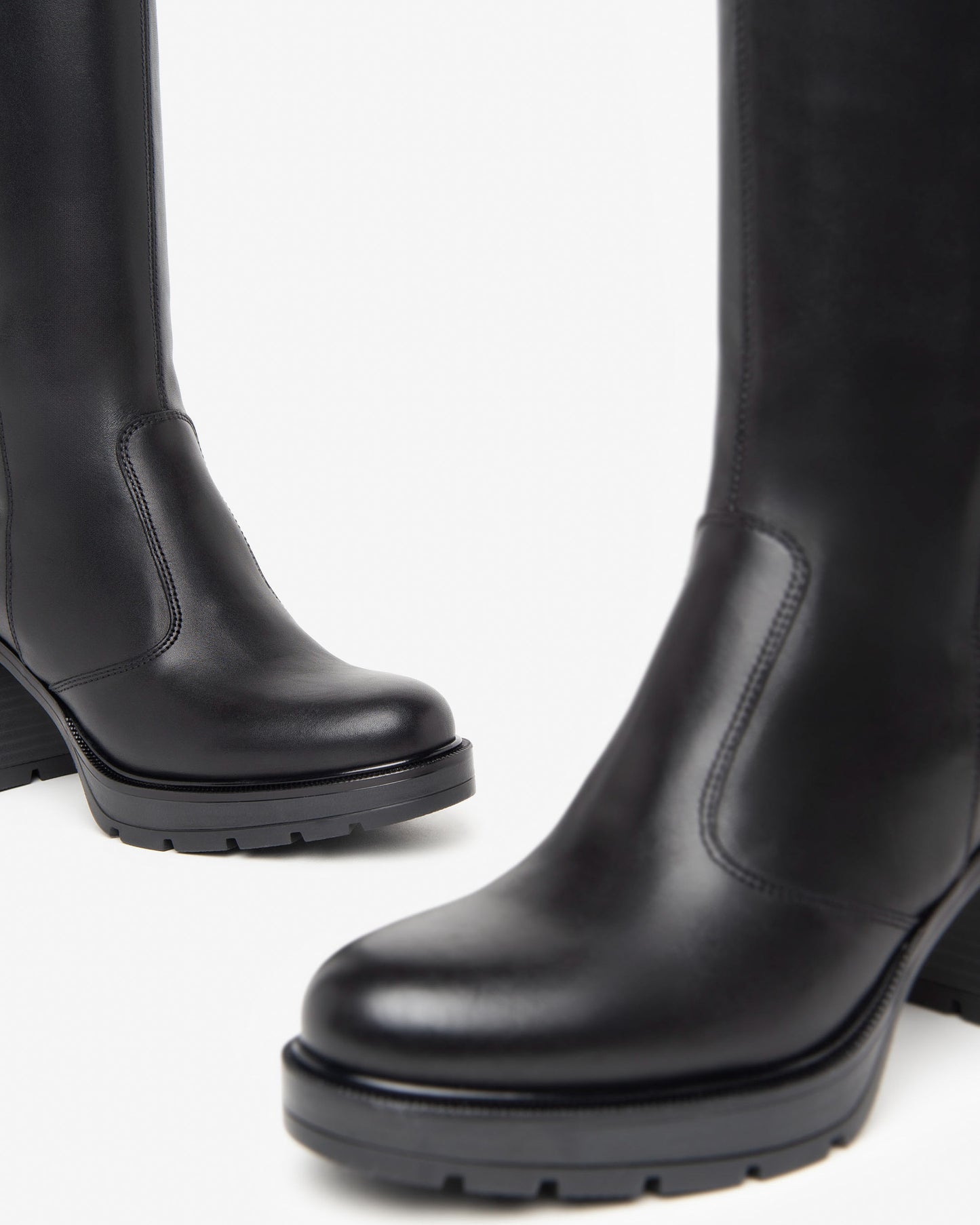 Der elegante Langschaftstiefel von NeroGiardini überzeugt durch seine schlichte Raffinesse und hochwertige Verarbeitung. Komplett aus feinstem Leder gefertigt, bietet er einen angenehmen Tragekomfort – auch bei längeren Tragezeiten. Der 8 cm hohe Blockabsatz streckt optisch das Bein und sorgt dennoch für sicheren Stand. Der praktische Reißverschluss an der Innenseite erleichtert das An- und Ausziehen. Perfekt für stilvolle Herbst- und Winteroutfits!