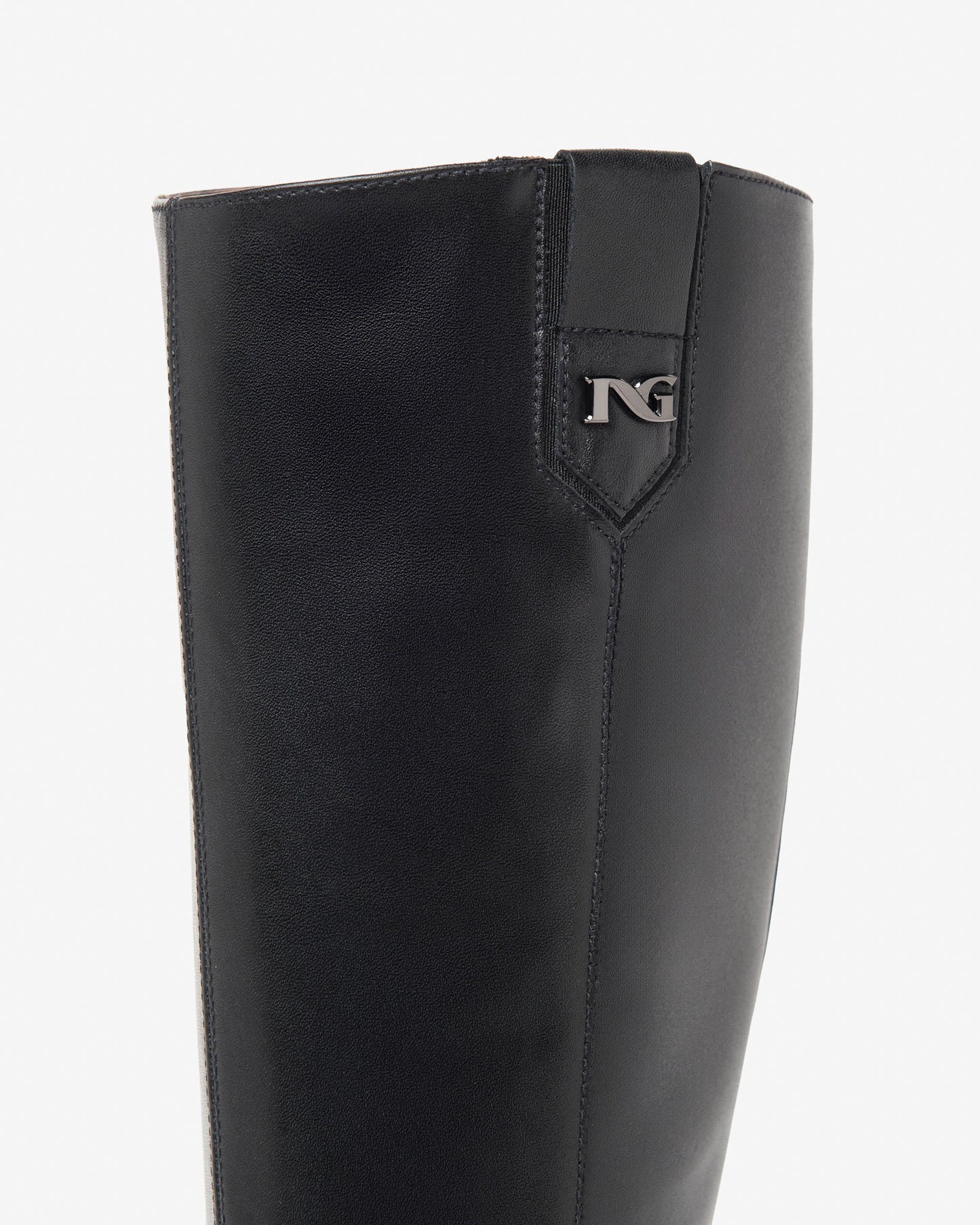 Der elegante Langschaftstiefel von NeroGiardini überzeugt durch seine schlichte Raffinesse und hochwertige Verarbeitung. Komplett aus feinstem Leder gefertigt, bietet er einen angenehmen Tragekomfort – auch bei längeren Tragezeiten. Der 8 cm hohe Blockabsatz streckt optisch das Bein und sorgt dennoch für sicheren Stand. Der praktische Reißverschluss an der Innenseite erleichtert das An- und Ausziehen. Perfekt für stilvolle Herbst- und Winteroutfits!