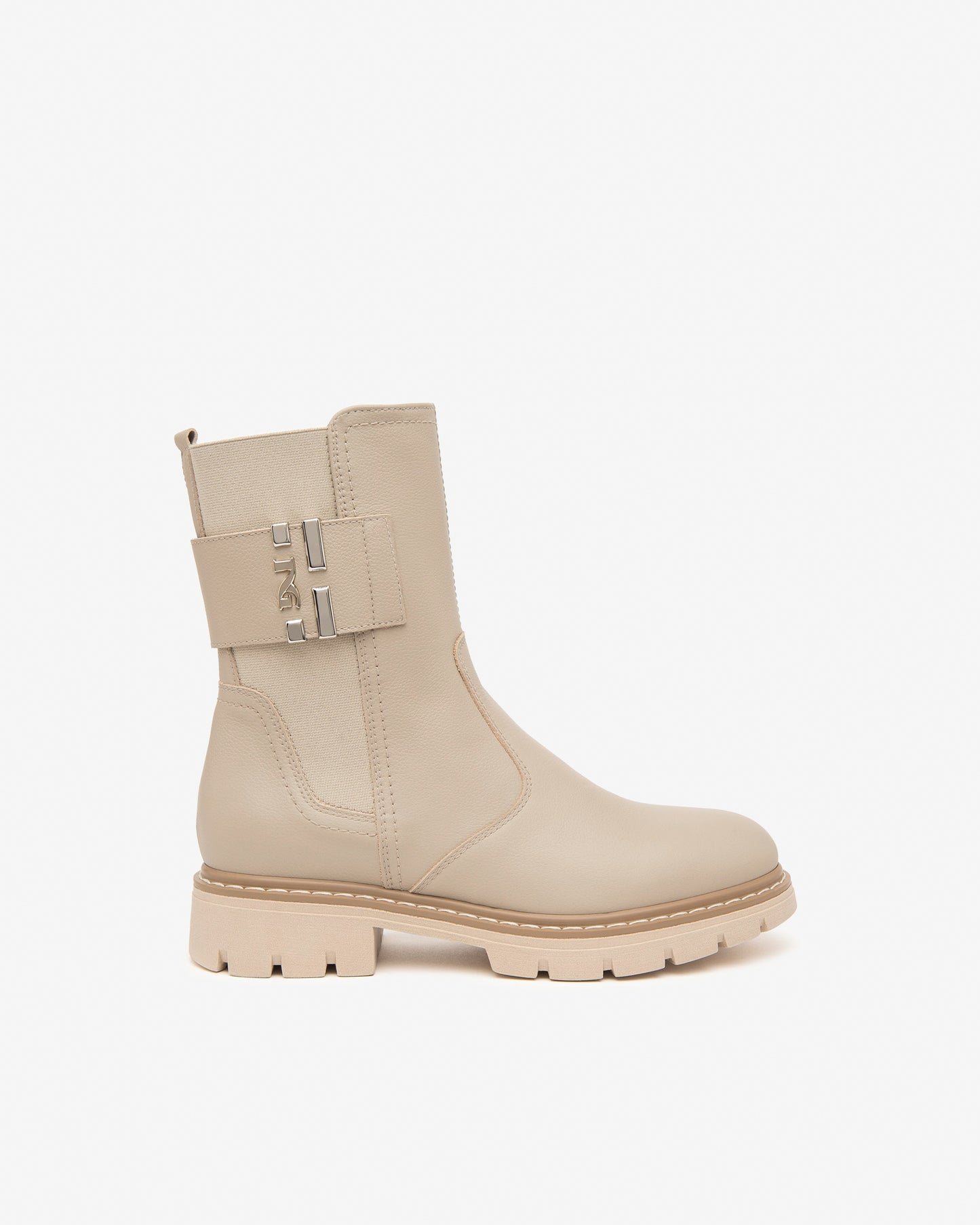 Diese stilvolle Chelsea-Stiefelette von NeroGiardini überzeugt durch ihre moderne Farbgebung in Beige und die hochwertige Verarbeitung aus italienischem Echtleder. Der seitliche Reißverschluss sorgt für ein schnelles Anziehen, während der 3 cm hohe Blockabsatz angenehmen Tragekomfort bietet. Ein perfekter Alltagsbegleiter mit eleganter Note – ideal für jede Jahreszeit.