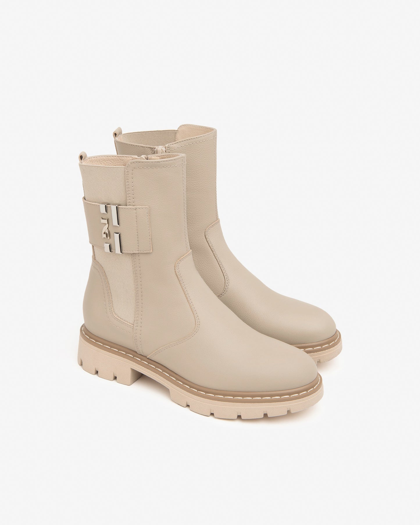 Diese stilvolle Chelsea-Stiefelette von NeroGiardini überzeugt durch ihre moderne Farbgebung in Beige und die hochwertige Verarbeitung aus italienischem Echtleder. Der seitliche Reißverschluss sorgt für ein schnelles Anziehen, während der 3 cm hohe Blockabsatz angenehmen Tragekomfort bietet. Ein perfekter Alltagsbegleiter mit eleganter Note – ideal für jede Jahreszeit.