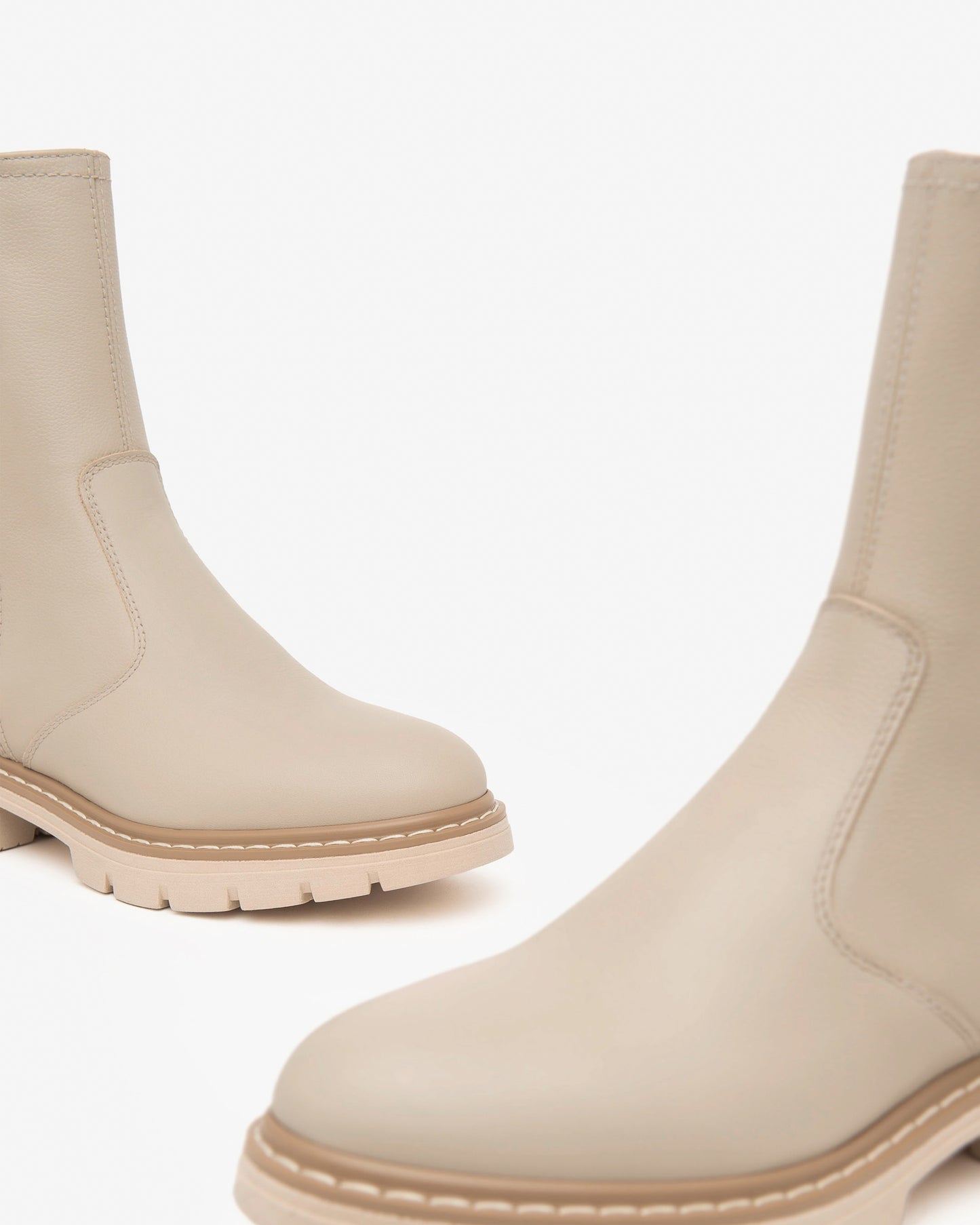 Diese stilvolle Chelsea-Stiefelette von NeroGiardini überzeugt durch ihre moderne Farbgebung in Beige und die hochwertige Verarbeitung aus italienischem Echtleder. Der seitliche Reißverschluss sorgt für ein schnelles Anziehen, während der 3 cm hohe Blockabsatz angenehmen Tragekomfort bietet. Ein perfekter Alltagsbegleiter mit eleganter Note – ideal für jede Jahreszeit.