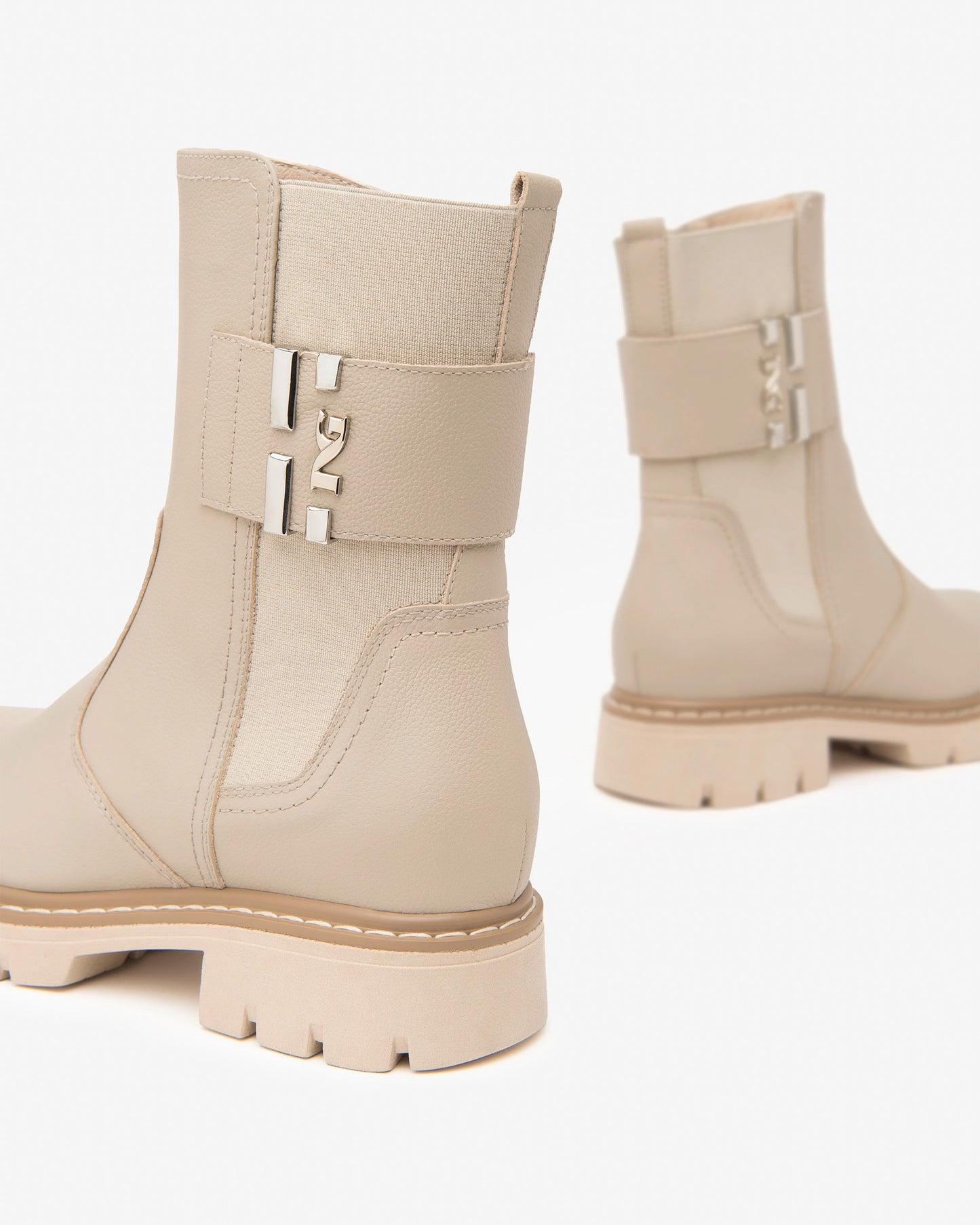 Diese stilvolle Chelsea-Stiefelette von NeroGiardini überzeugt durch ihre moderne Farbgebung in Beige und die hochwertige Verarbeitung aus italienischem Echtleder. Der seitliche Reißverschluss sorgt für ein schnelles Anziehen, während der 3 cm hohe Blockabsatz angenehmen Tragekomfort bietet. Ein perfekter Alltagsbegleiter mit eleganter Note – ideal für jede Jahreszeit.
