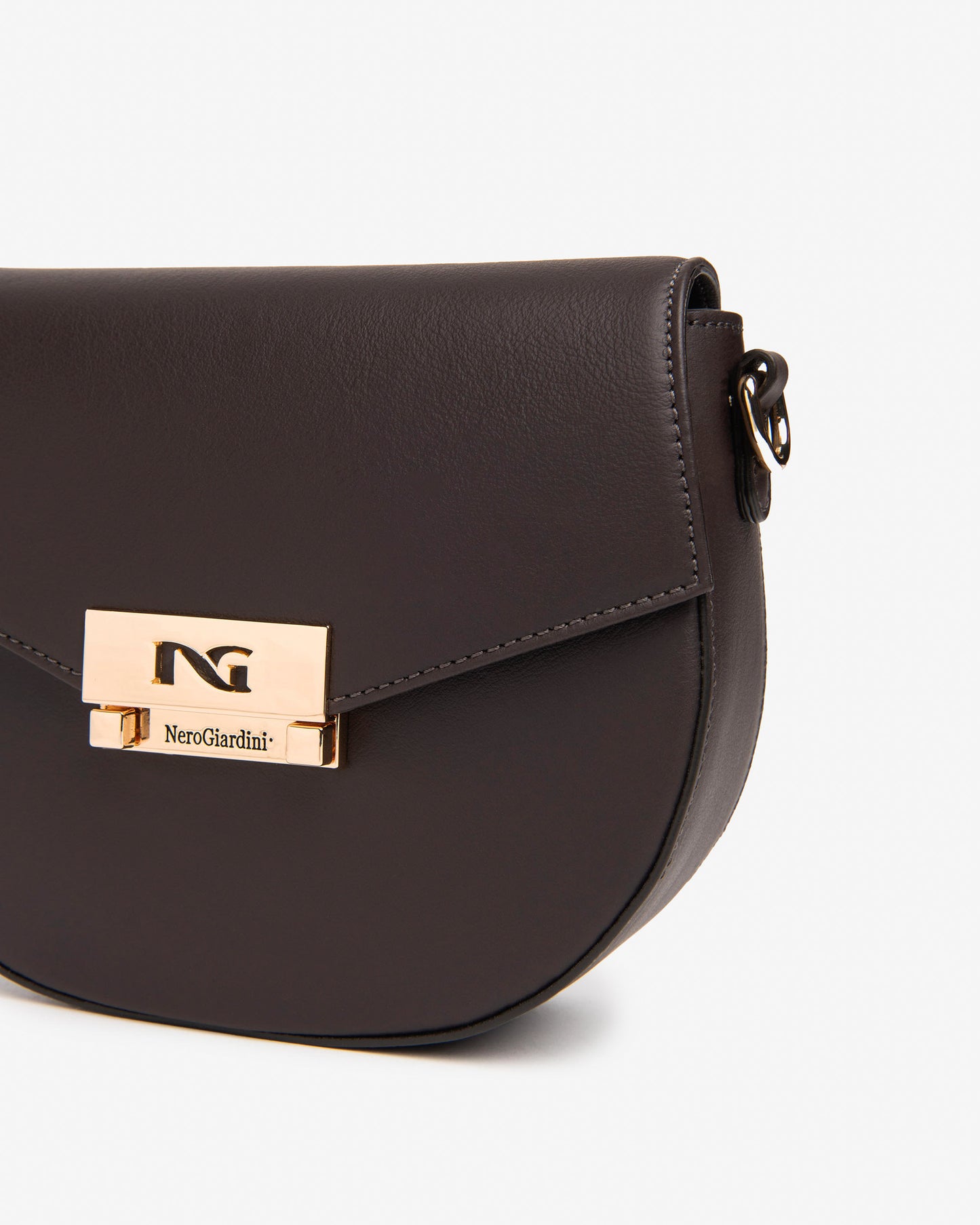 Unsere vielseitige Umhängetasche ist der perfekte Alltagsbegleiter für stilbewusste Damen. Mit ihrem zeitlosen Design und durchdachten Details vereint sie Funktionalität und Eleganz. Ob beim Stadtbummel, im Büro oder unterwegs – diese Tasche bietet ausreichend Platz für alles Wichtige, ohne auf Stil zu verzichten.