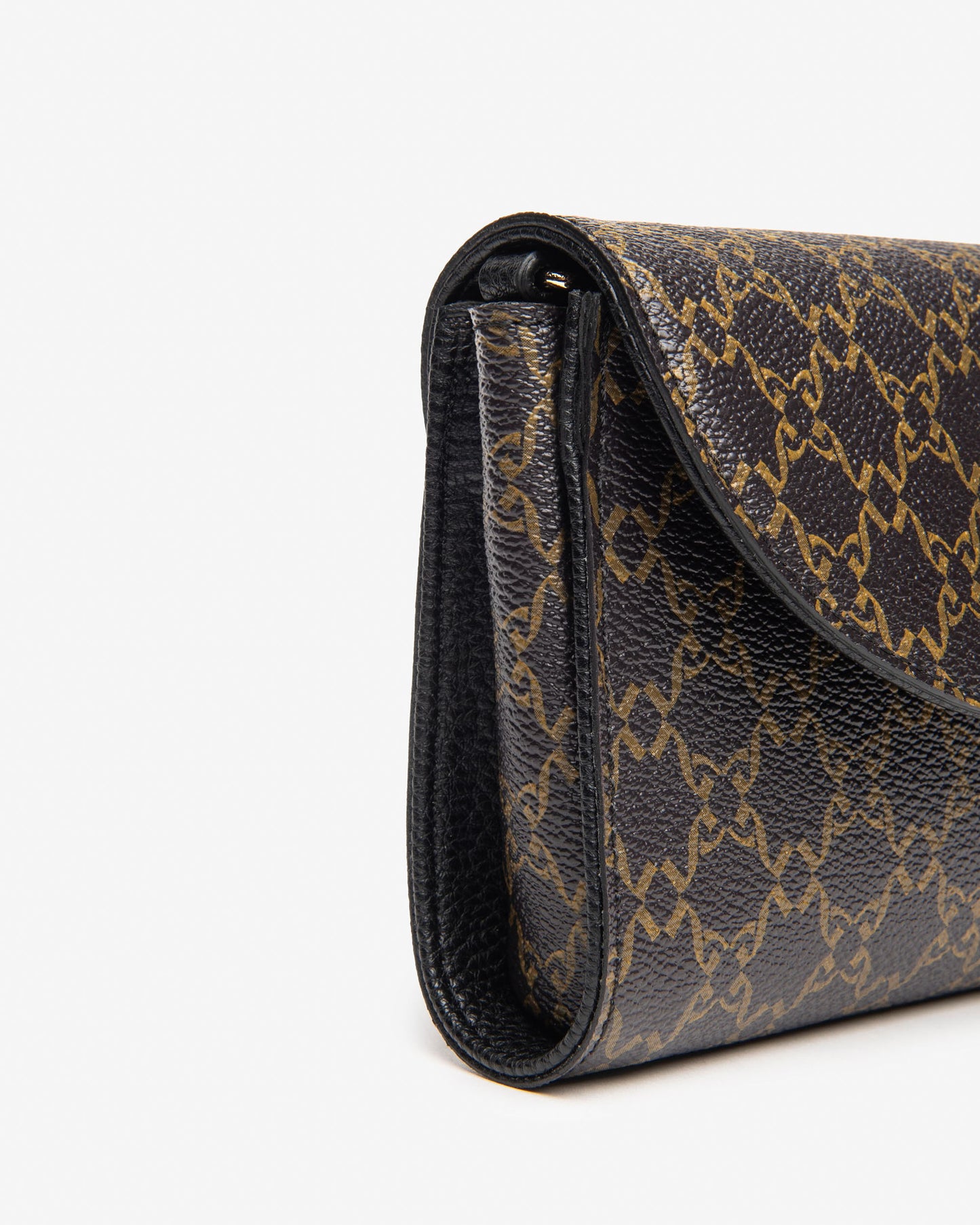 Die stilvolle Clutch von NeroGiardini vereint modernes Design mit praktischer Funktionalität. Gefertigt aus hochwertigem technischem Material und ausgestattet mit einem Druckknopfverschluss, ist sie der ideale Begleiter für elegante Abendveranstaltungen, Partys oder festliche Anlässe.