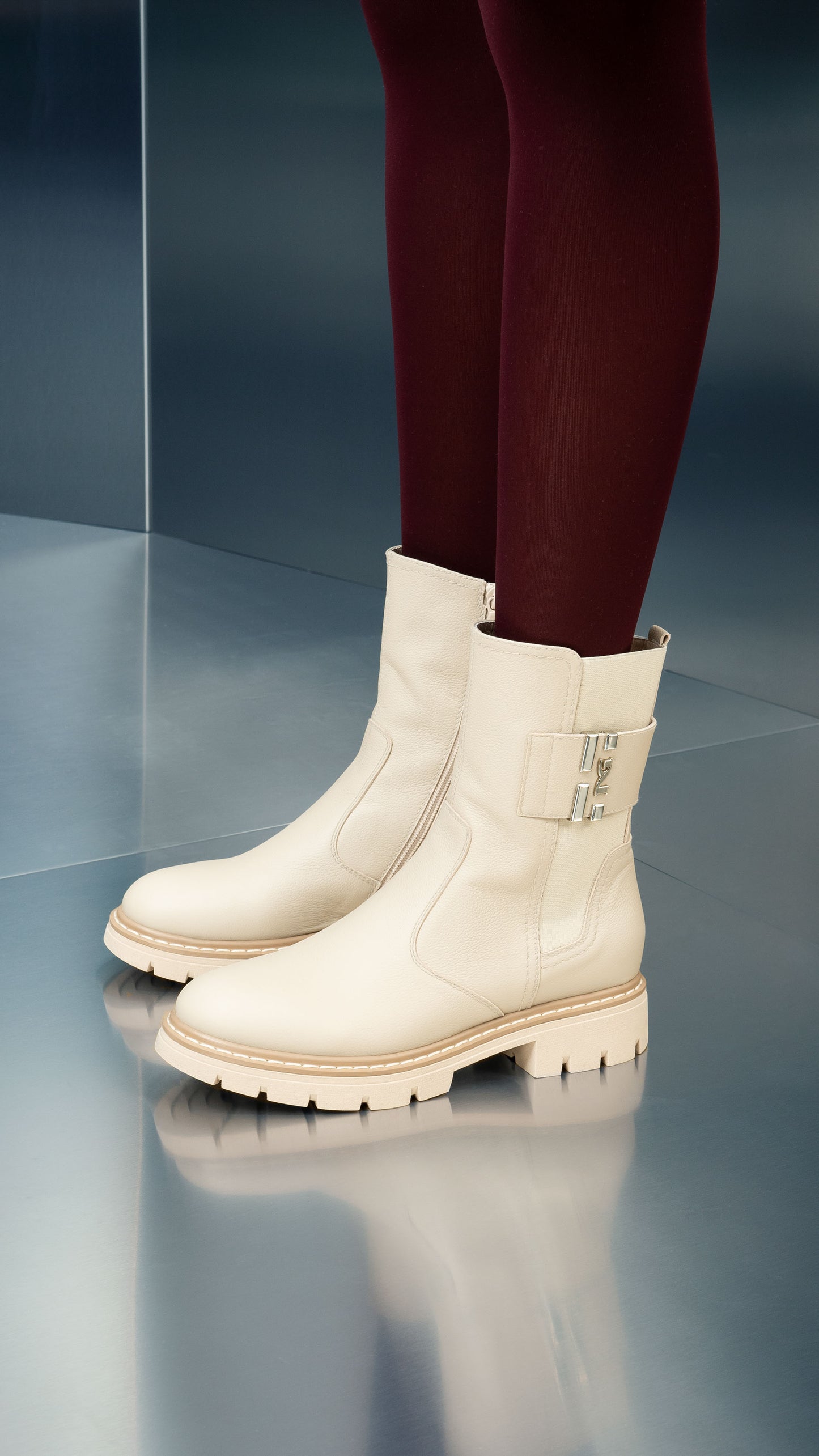 Diese stilvolle Chelsea-Stiefelette von NeroGiardini überzeugt durch ihre moderne Farbgebung in Beige und die hochwertige Verarbeitung aus italienischem Echtleder. Der seitliche Reißverschluss sorgt für ein schnelles Anziehen, während der 3 cm hohe Blockabsatz angenehmen Tragekomfort bietet. Ein perfekter Alltagsbegleiter mit eleganter Note – ideal für jede Jahreszeit.