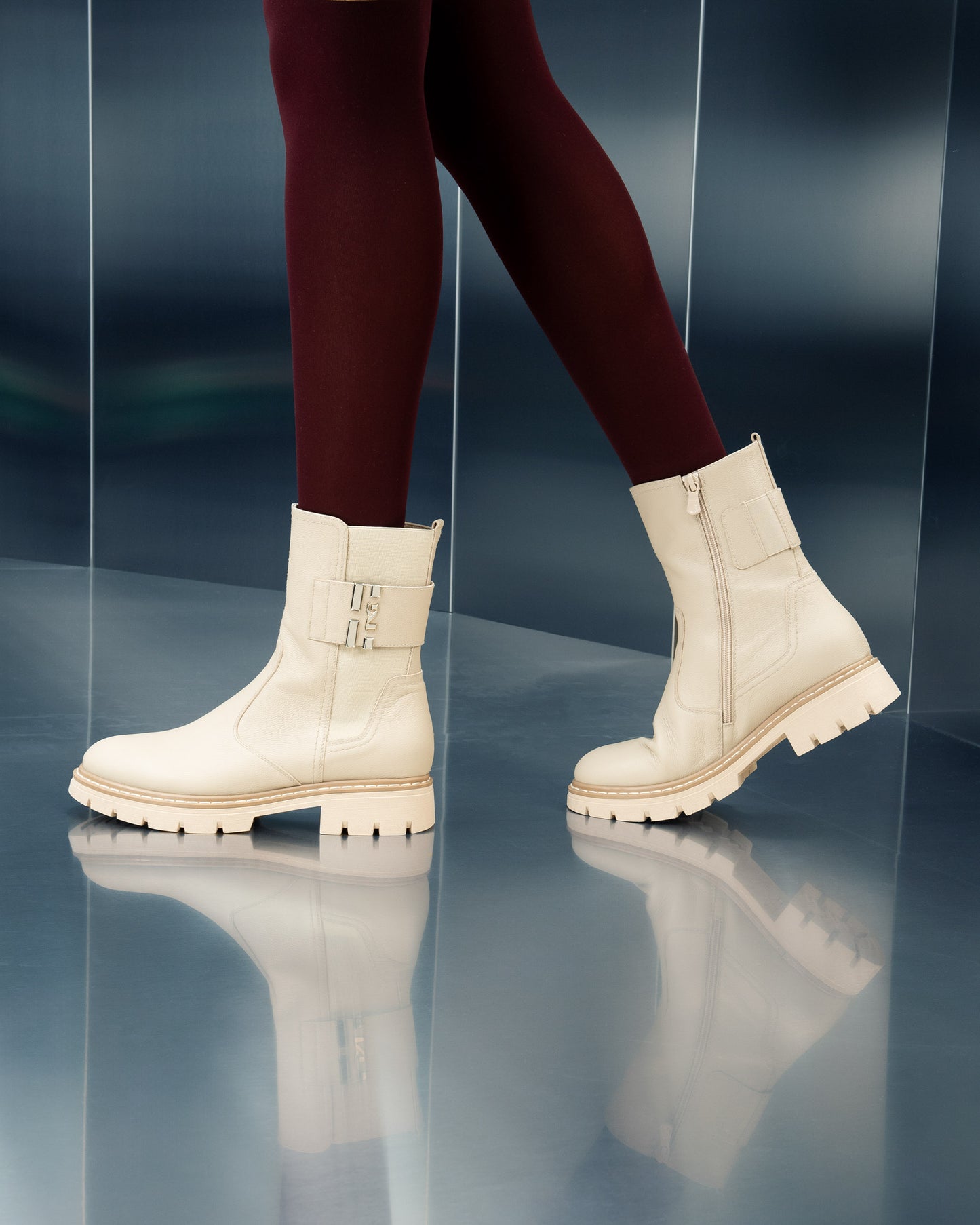 Diese stilvolle Chelsea-Stiefelette von NeroGiardini überzeugt durch ihre moderne Farbgebung in Beige und die hochwertige Verarbeitung aus italienischem Echtleder. Der seitliche Reißverschluss sorgt für ein schnelles Anziehen, während der 3 cm hohe Blockabsatz angenehmen Tragekomfort bietet. Ein perfekter Alltagsbegleiter mit eleganter Note – ideal für jede Jahreszeit.