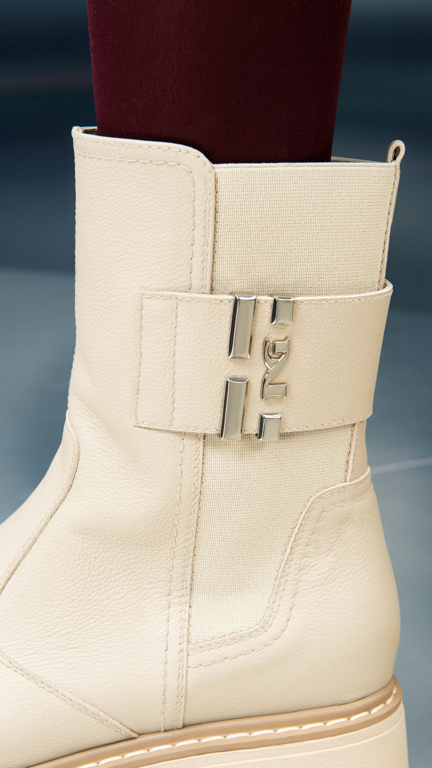 Diese stilvolle Chelsea-Stiefelette von NeroGiardini überzeugt durch ihre moderne Farbgebung in Beige und die hochwertige Verarbeitung aus italienischem Echtleder. Der seitliche Reißverschluss sorgt für ein schnelles Anziehen, während der 3 cm hohe Blockabsatz angenehmen Tragekomfort bietet. Ein perfekter Alltagsbegleiter mit eleganter Note – ideal für jede Jahreszeit.