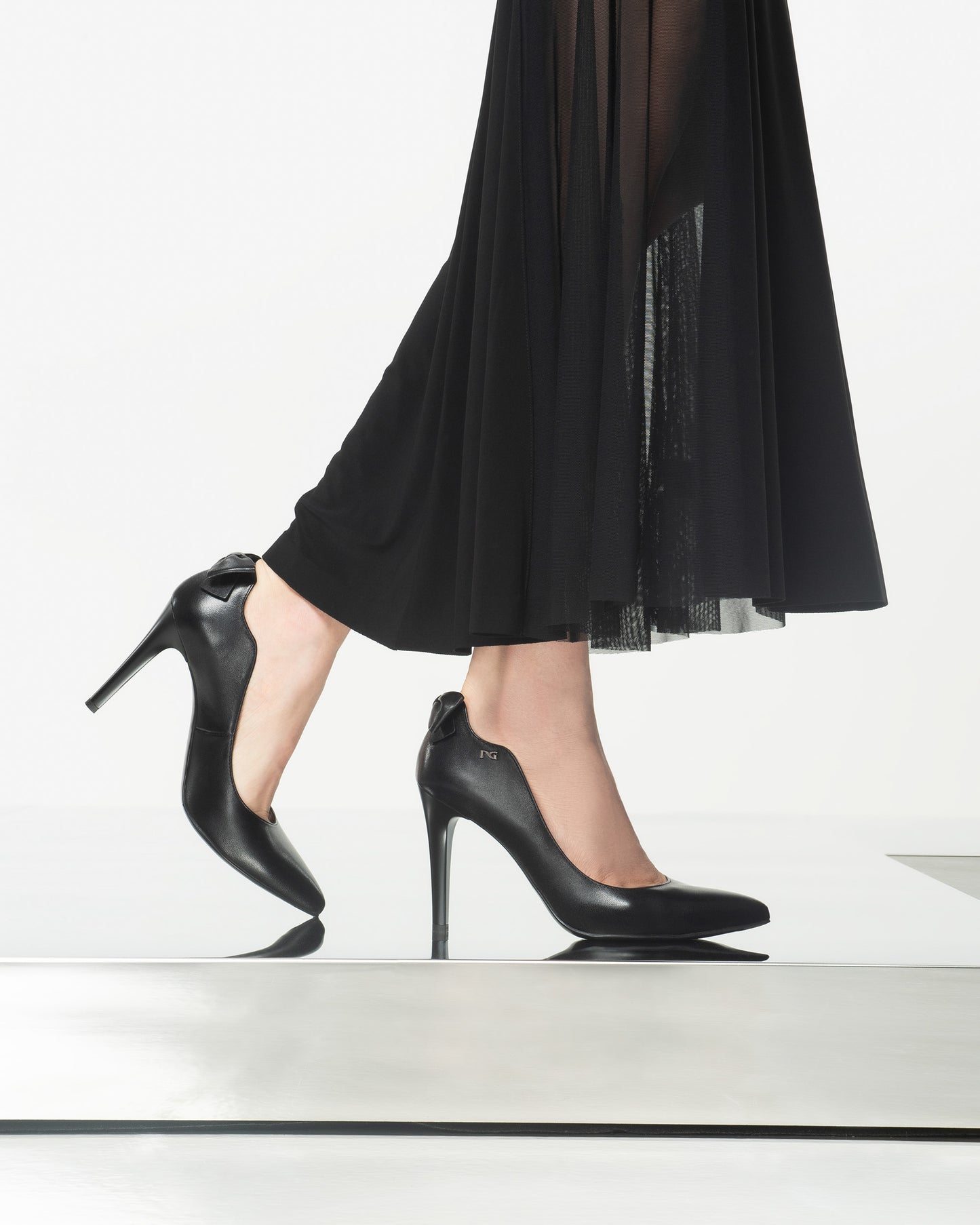 Elegante Damenpumps von NeroGiardini bestehen aus hochwertigem Leder, haben einen femininen 9,5 cm Stiletto-Absatz und bieten mit der hochwertigen Verarbeitung und der eleganten Linienführung einen stilvollen Auftritt bei jedem Anlass.